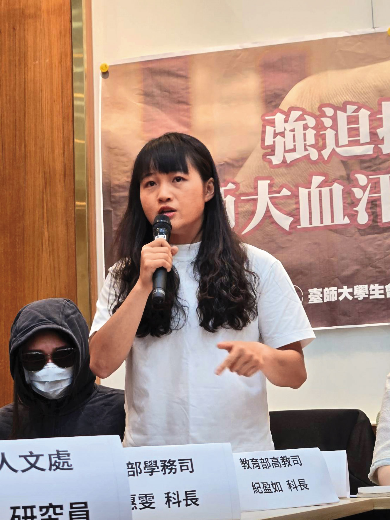 簡奇陞在記者會中摘下墨鏡,表示自己沒犯錯,不需要遮掩。(人本教育基金會提供)