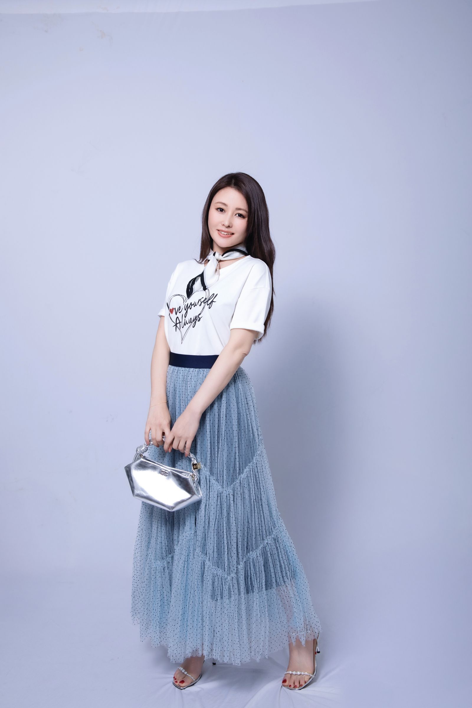 麻衣正式宣告復出,擔任時尚品牌iROO「星空媽媽閃耀計畫」大使,支持單親家庭公益活動。(鏡藝宏海提供)