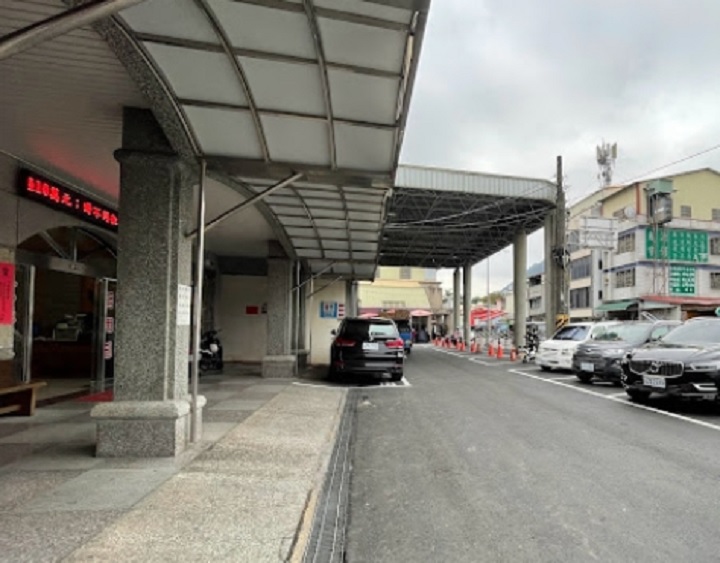 女子在六龜區農會旁上公廁時，遇有性侵前科的男子強拉。（翻攝畫面）