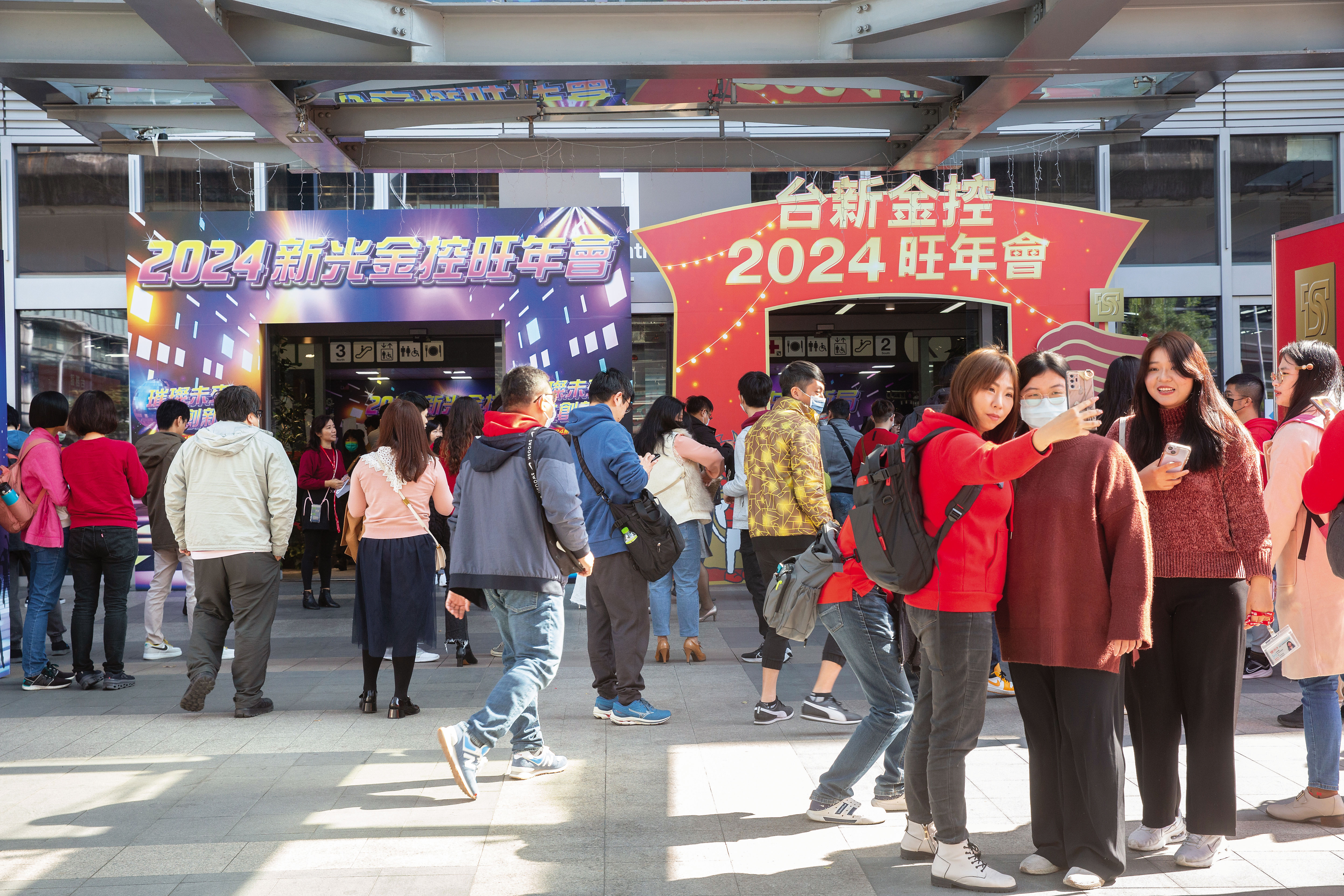 台新金新光金合併還得面臨匯損挑戰，讓吳東亮相當頭大。