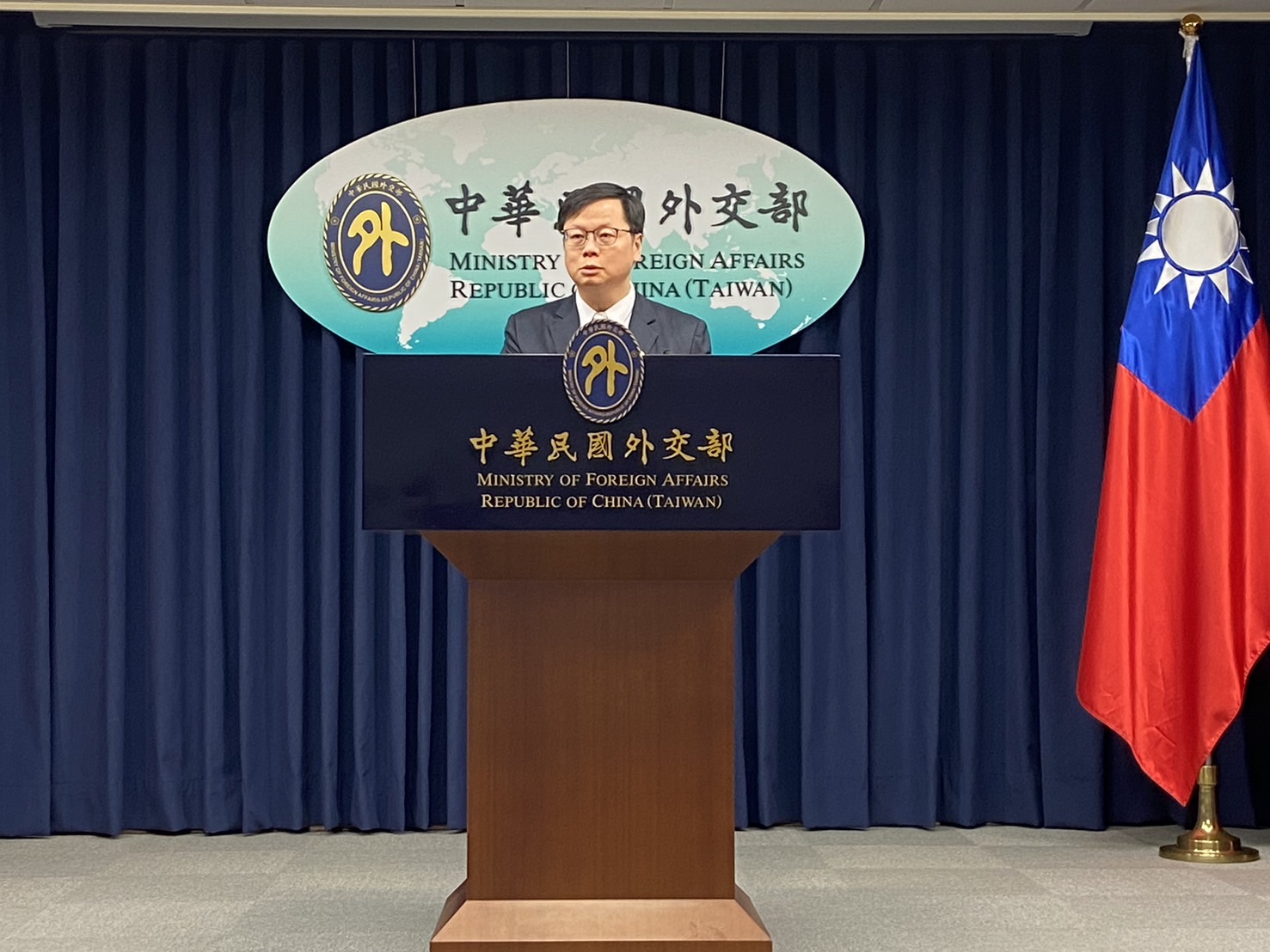 外交部歐洲司司長黃鈞耀今天出席外交部例行記者會。