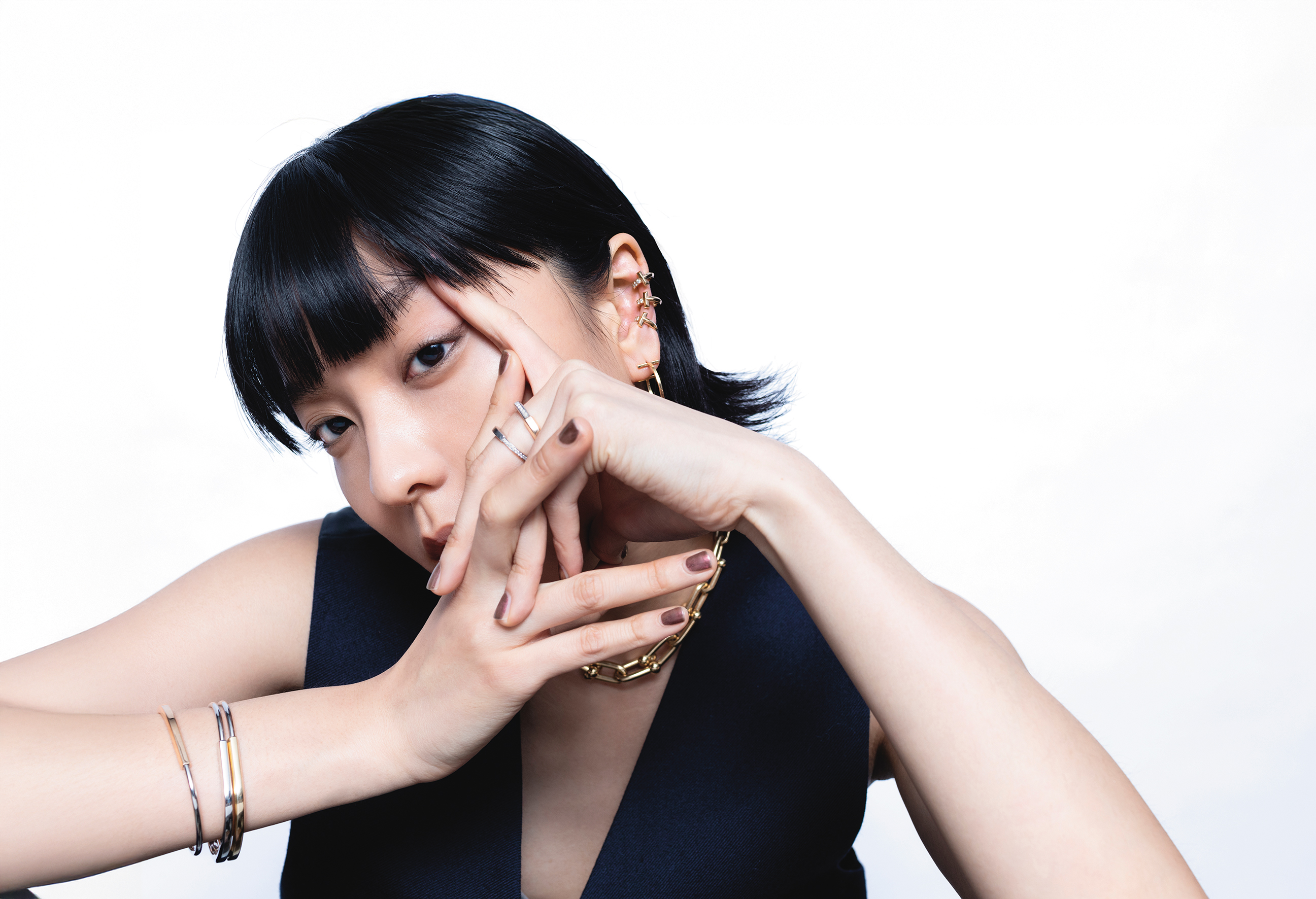 深藍色羊毛背心 NT$33,000 by LOEWE／T1 18K玫瑰金鑲鑽耳扣 NT$284,000；T wire 18K金耳環 NT$58,000 Lock 18K白金與玫瑰金鑲鑽戒指 NT$166,000；Lock 18K白金鑲鑽戒指 NT$118,000；HardWear 18K金鏈結設計項鍊 NT$590,000；Lock 18K白金與黃金窄版手環 NT$143,000；Lock 18K白金與玫瑰金窄版手環 NT$143,000；Lock 18K白金窄版手環 NT$151,000 all by Tiffany 