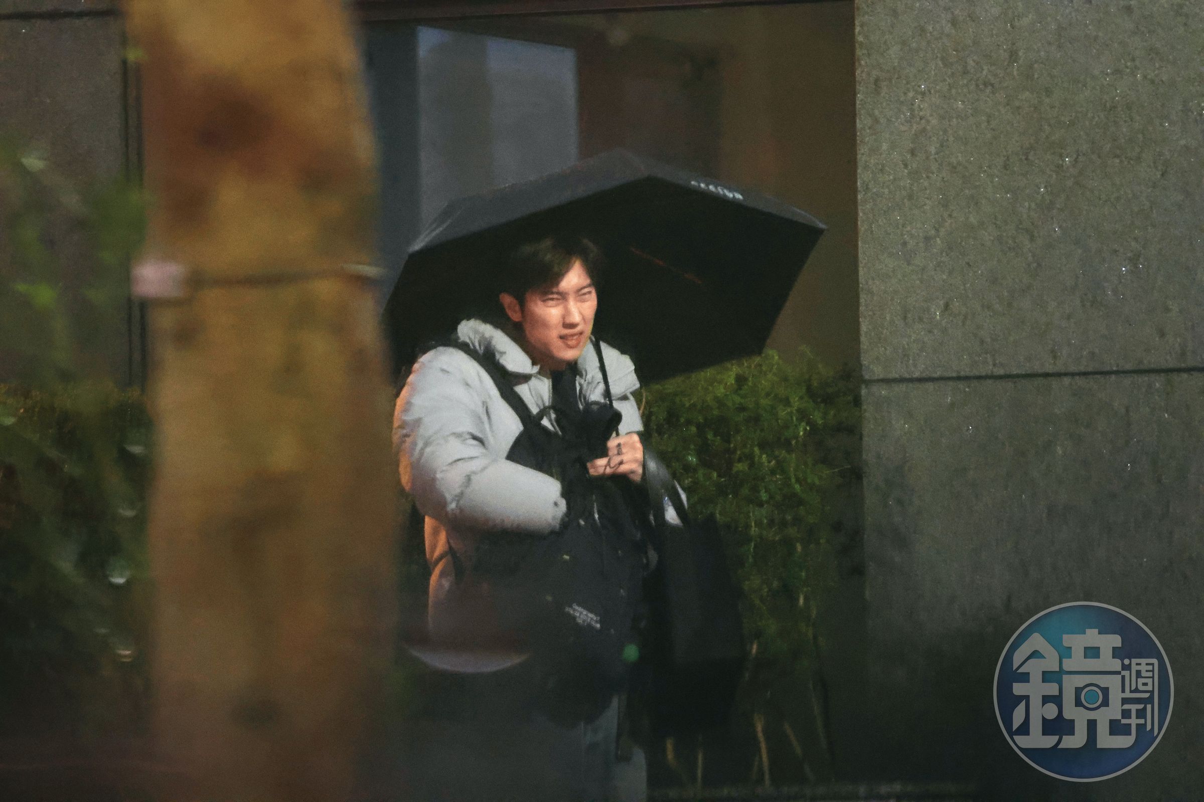 冷天冒雨拍完戲,范姜彥豐收工之後終於能撐著傘離去。
