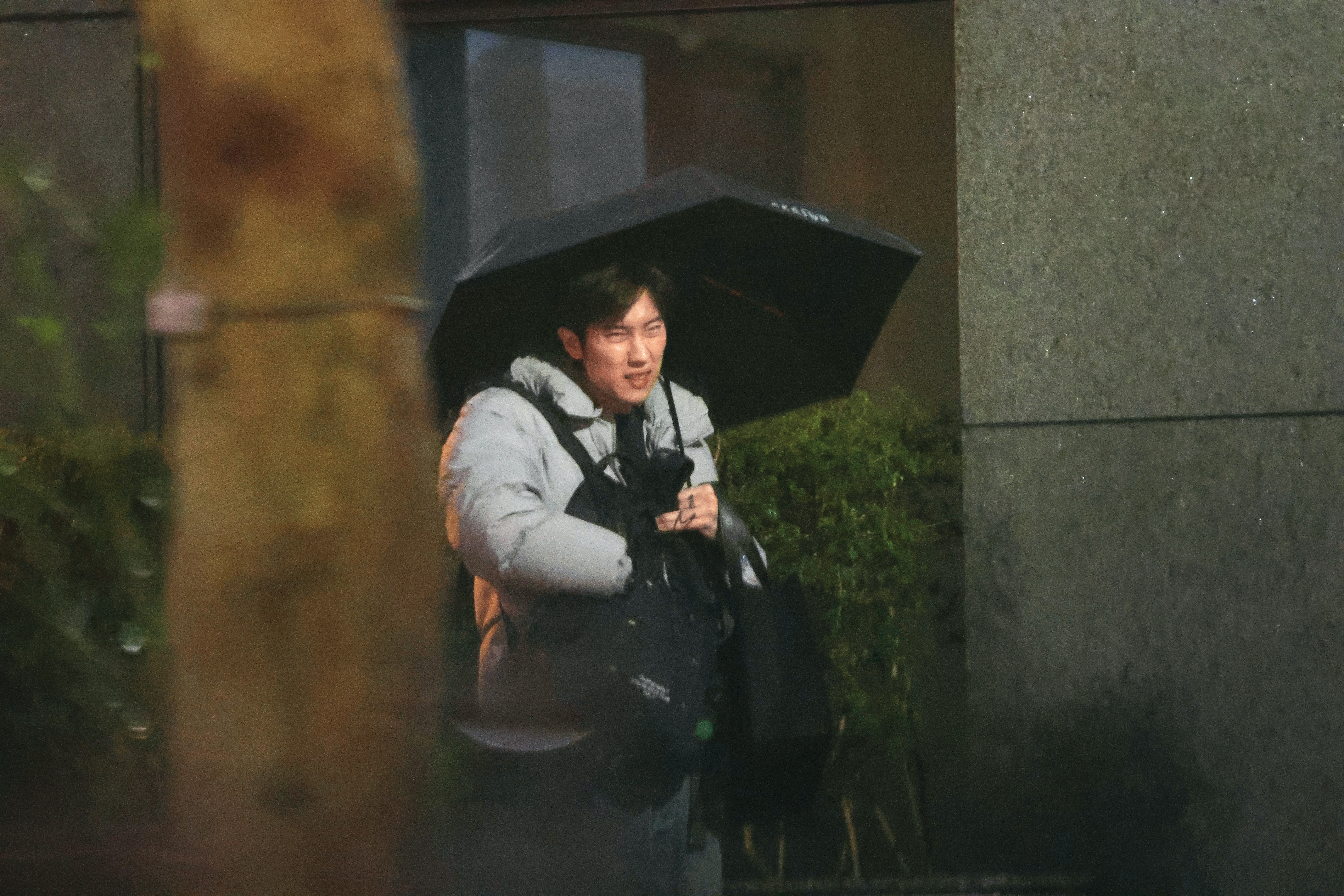 冷天冒雨拍完戲，范姜彥豐收工之後終於能撐著傘離去。