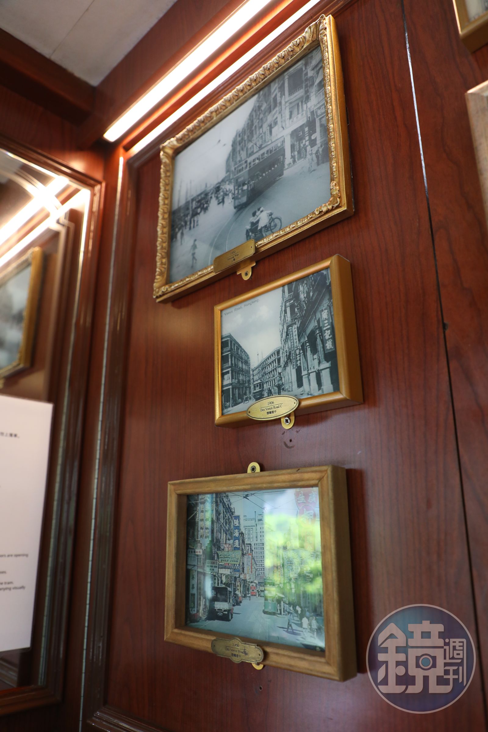 香港電車自1904年通車,已超過百年歷史,電車上展示的黑白老照片訴說著香港的古今。
