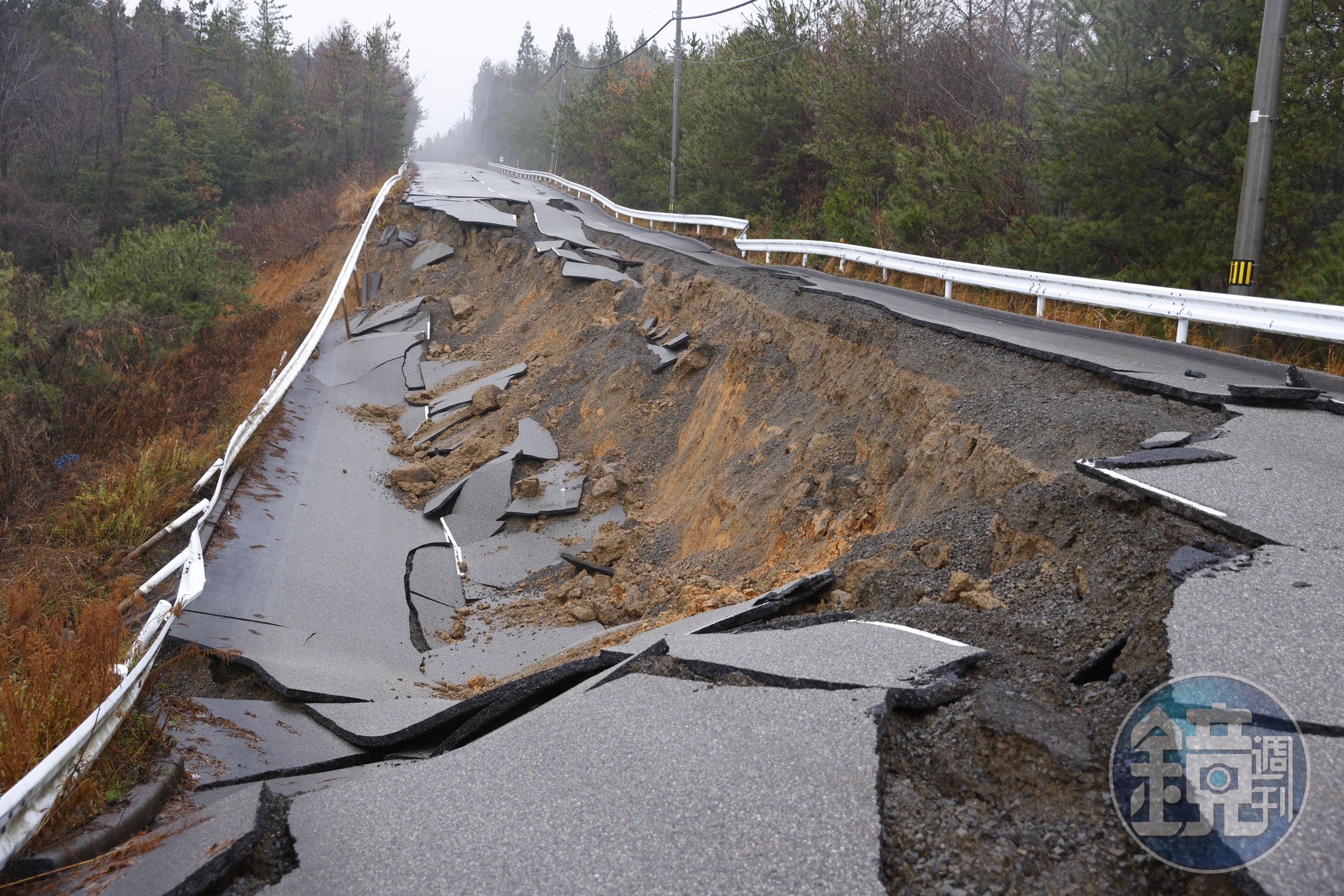 輪島市與珠洲市因多處道路被毀,使當地救援更為困難,且避難所也出現物資匱乏情形;圖為石川縣志賀町往輪島道路嚴重斷裂。
