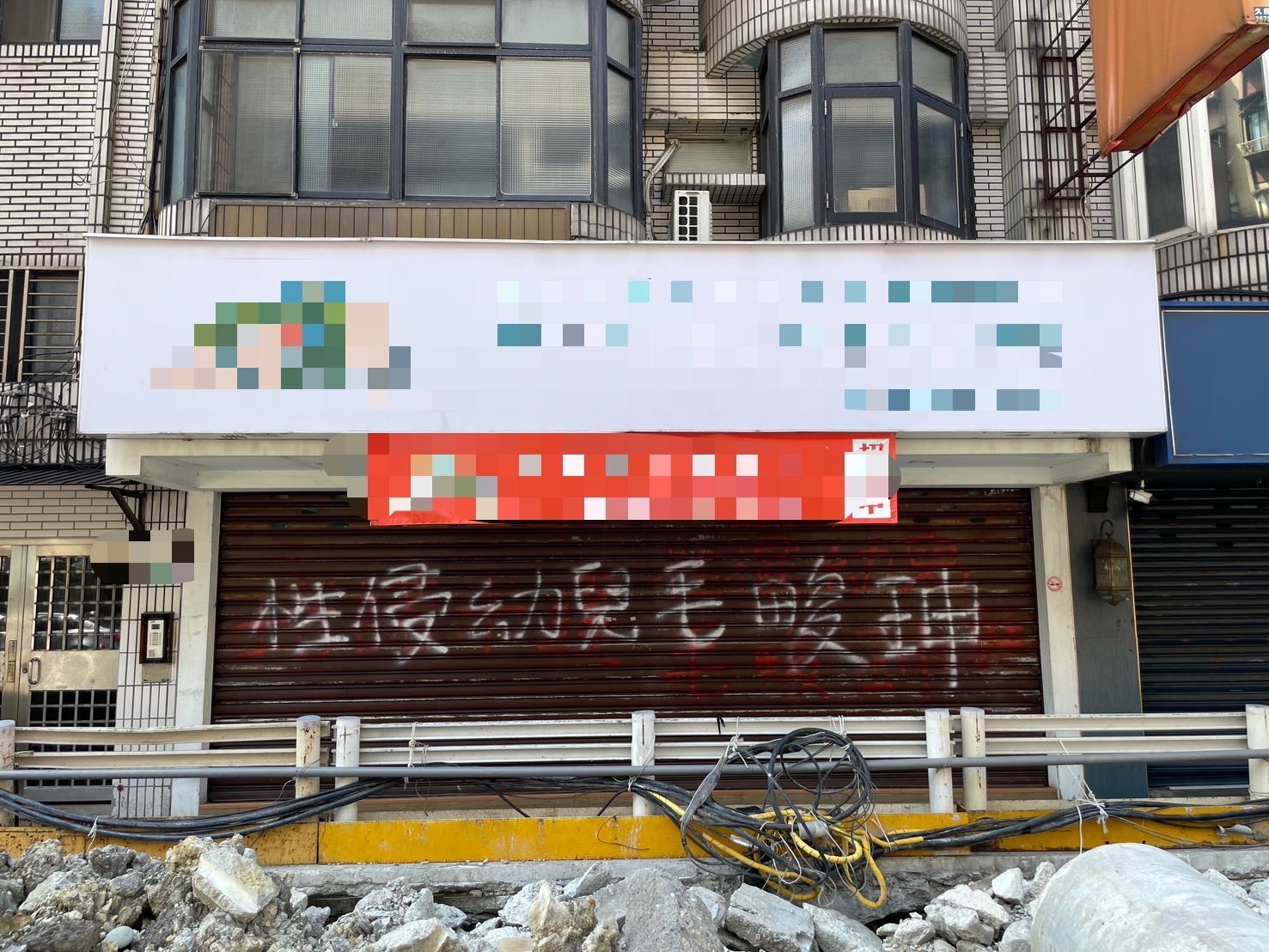 有人於今（18日）凌晨至幼兒園門口，用白色噴漆噴上「性侵幼兒」等字眼，警方已調閱監視器調查，通知噴漆人士到案說明。（翻攝畫面）