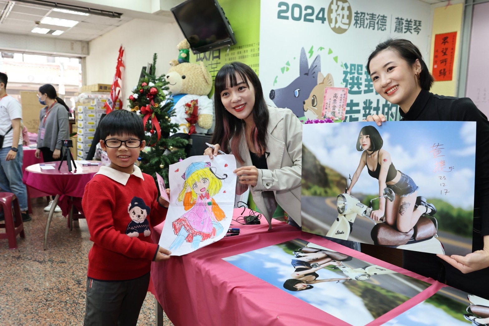 黃捷的海報簽名會，小粉絲也來參與。（黃捷競選總部提供）