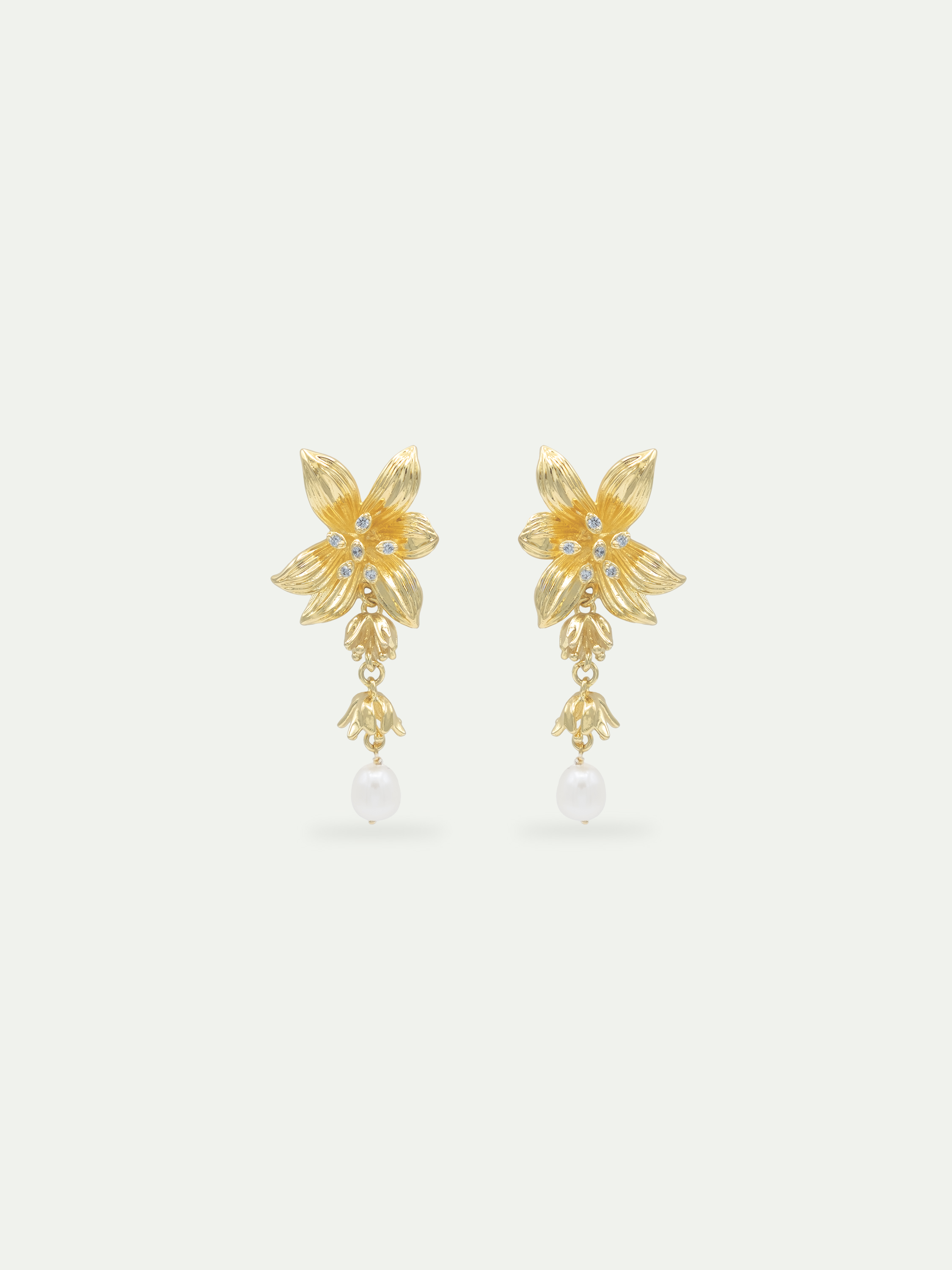 Les Néréides小小凡爾賽。金色百合花與淡水珍珠耳環NT$7,200(惇聚國際提供)