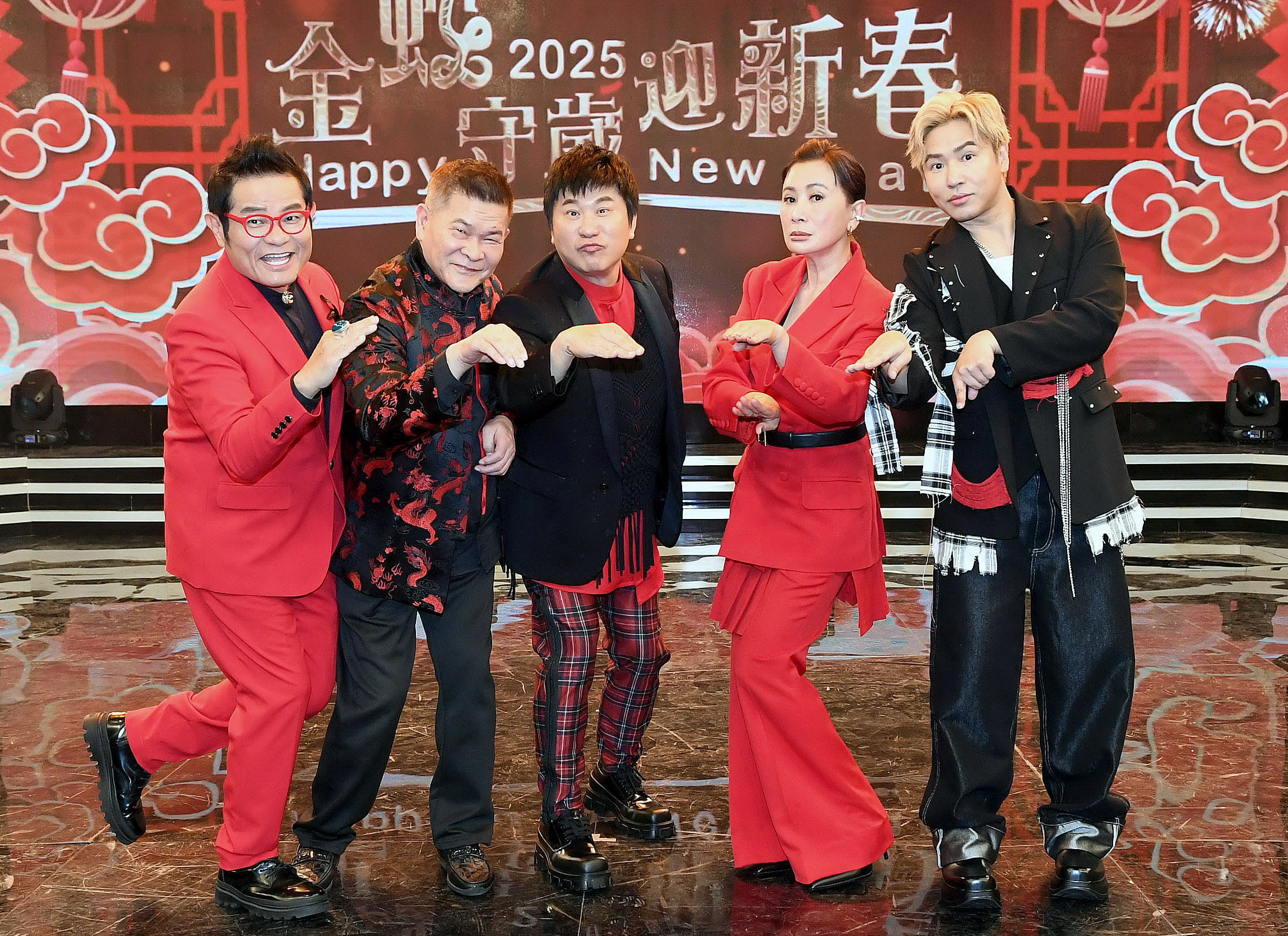 華視除夕特別節目《金蛇守歲迎新春》，由胡瓜、陳亞蘭、許效舜、澎恰恰和歐漢聲（歐弟）共同主持。（華視提供）