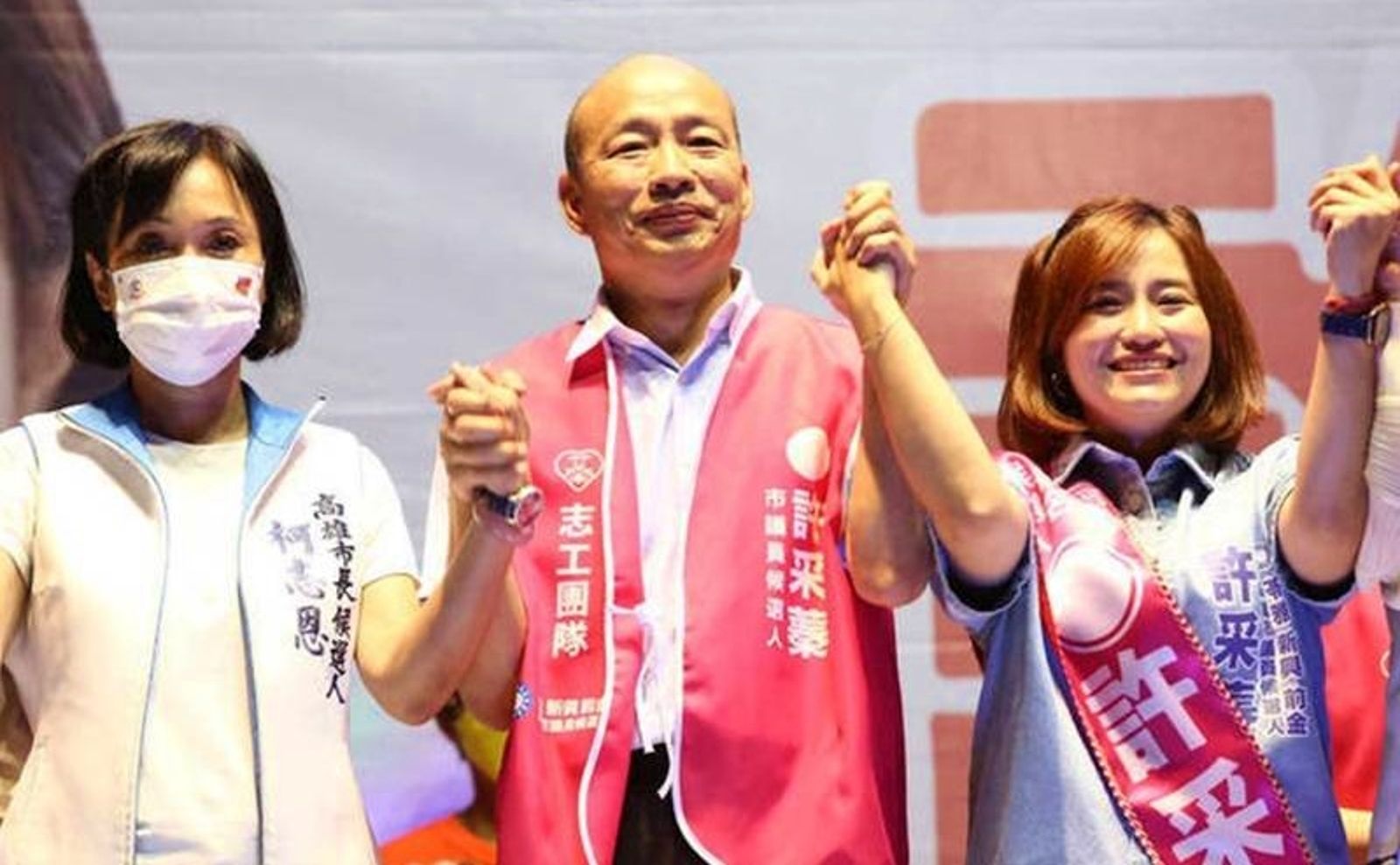 國民黨高雄市議員許采蓁（右）稱前市長韓國瑜動用二備金是花在「救命上」，遭政論粉專舉例打臉。（翻攝許采蓁臉書）