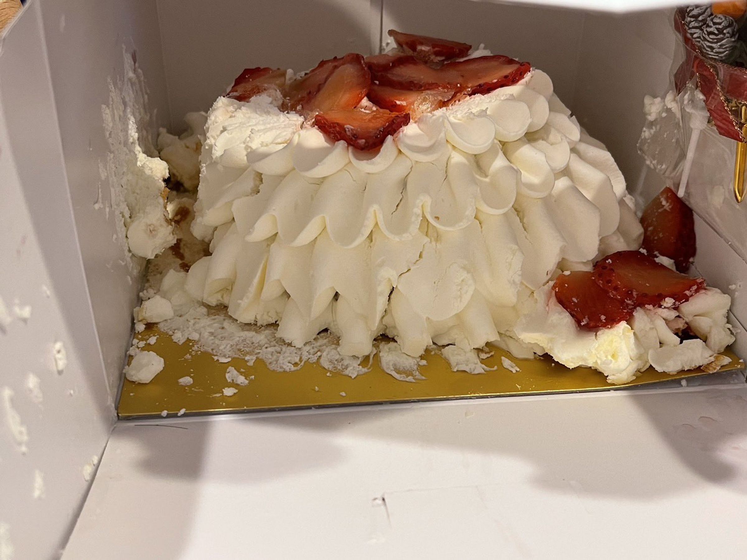 日本高島屋耶誕大出包,販售的一款草莓蛋糕在配送過程中竟然大崩壞。(翻攝自@akarimochi_ba X)