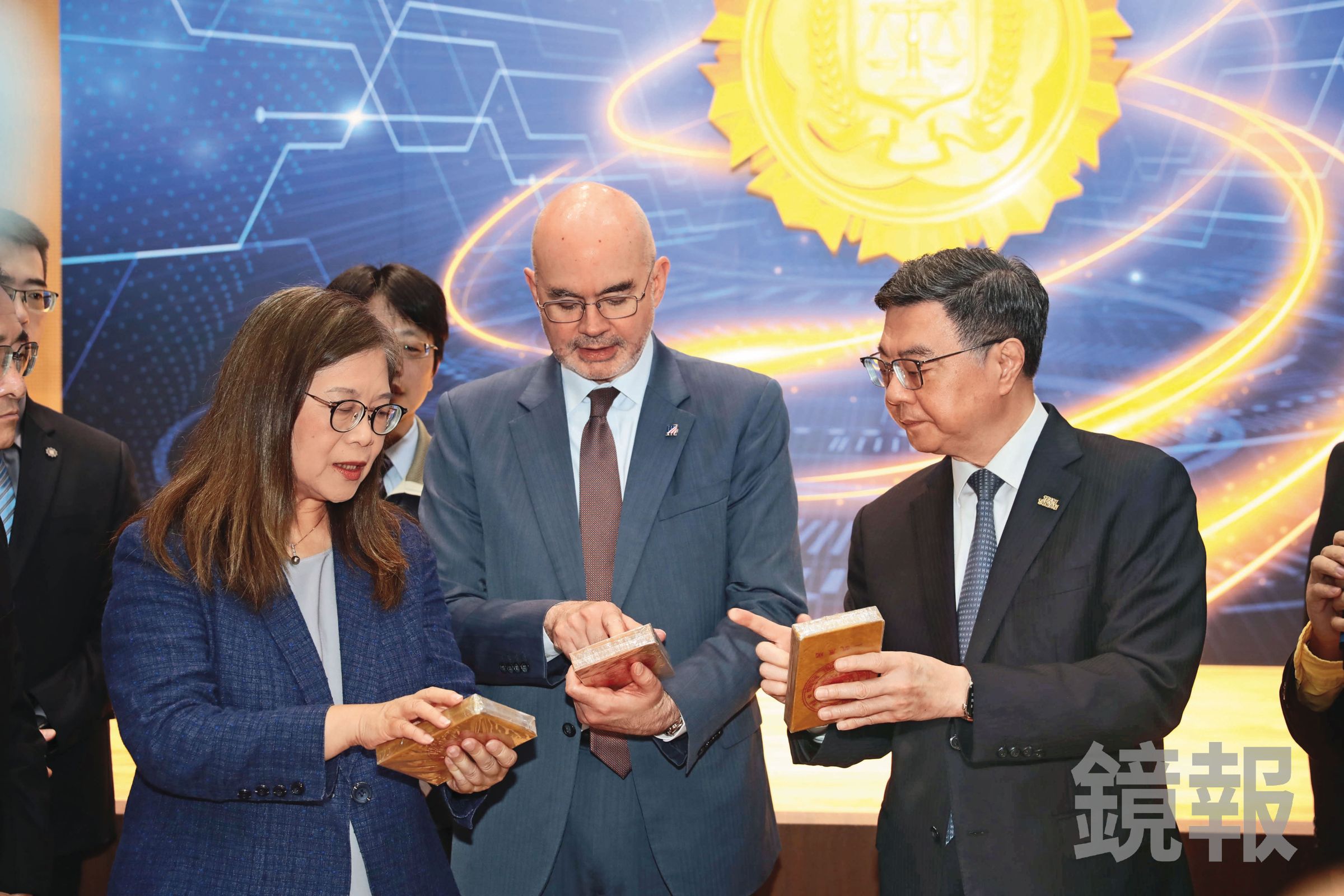 調查局查扣史上最大海洛因毒品走私案,除了行政院院長卓榮泰(右1)嘉勉專案團隊,美國在台協會處長谷立言(右2)也罕見現身,大讚台美合作成果。(鏡報林煒凱)