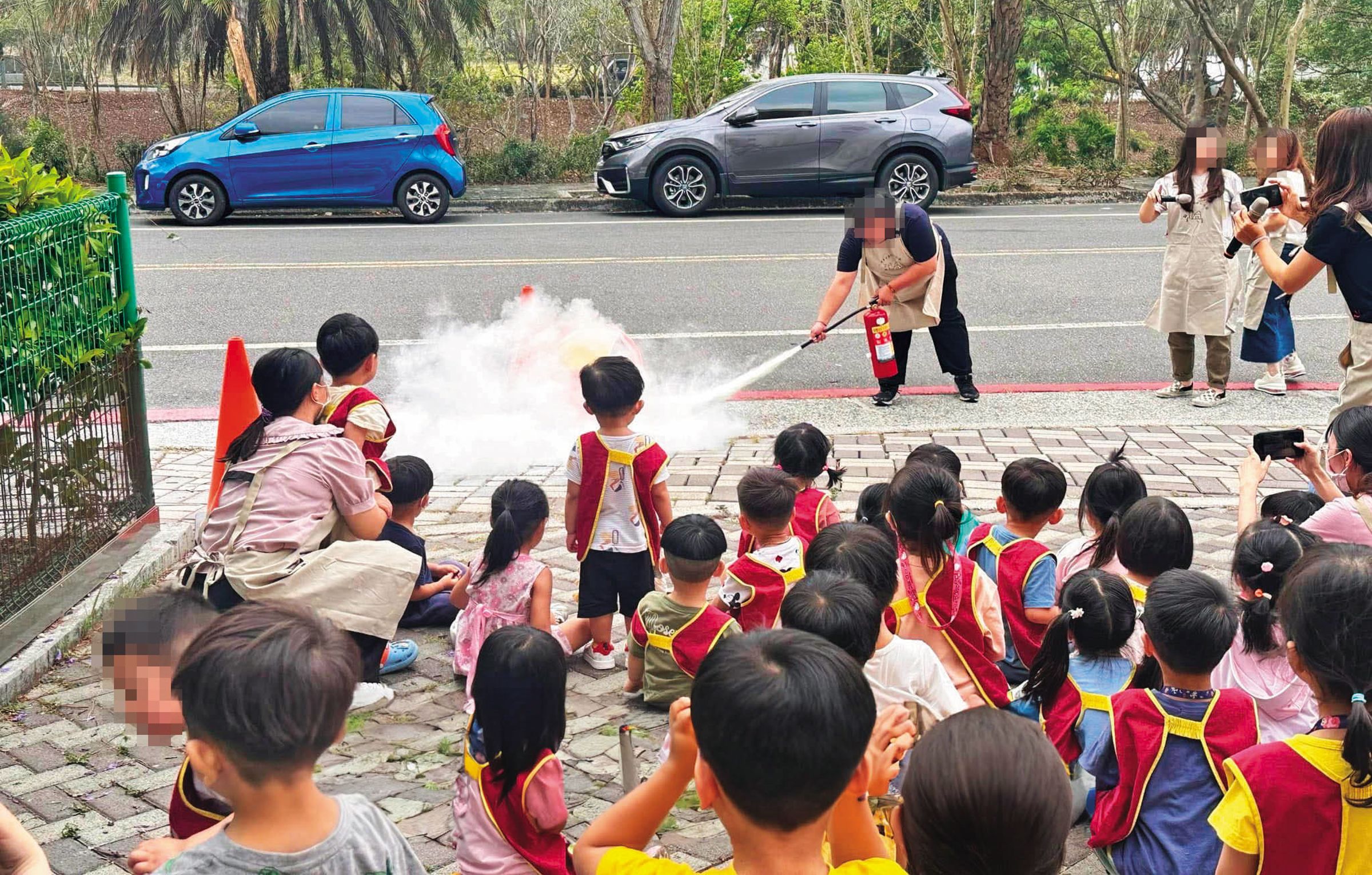 為讓孩童獲得正確防火安全常識，幼兒園會例行性進行消防演練，若滅火器內含致癌物，恐對健康不利。（示意圖，翻攝大埔美非營利幼兒園臉書）