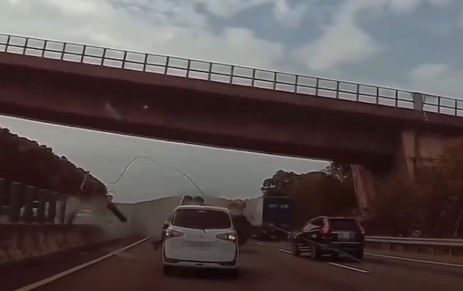 國道3號南下148k通霄段今（2）日上午因台電施工不慎造成電纜線垂落，導致多車閃避不及追撞。（翻攝自記者爆料網）