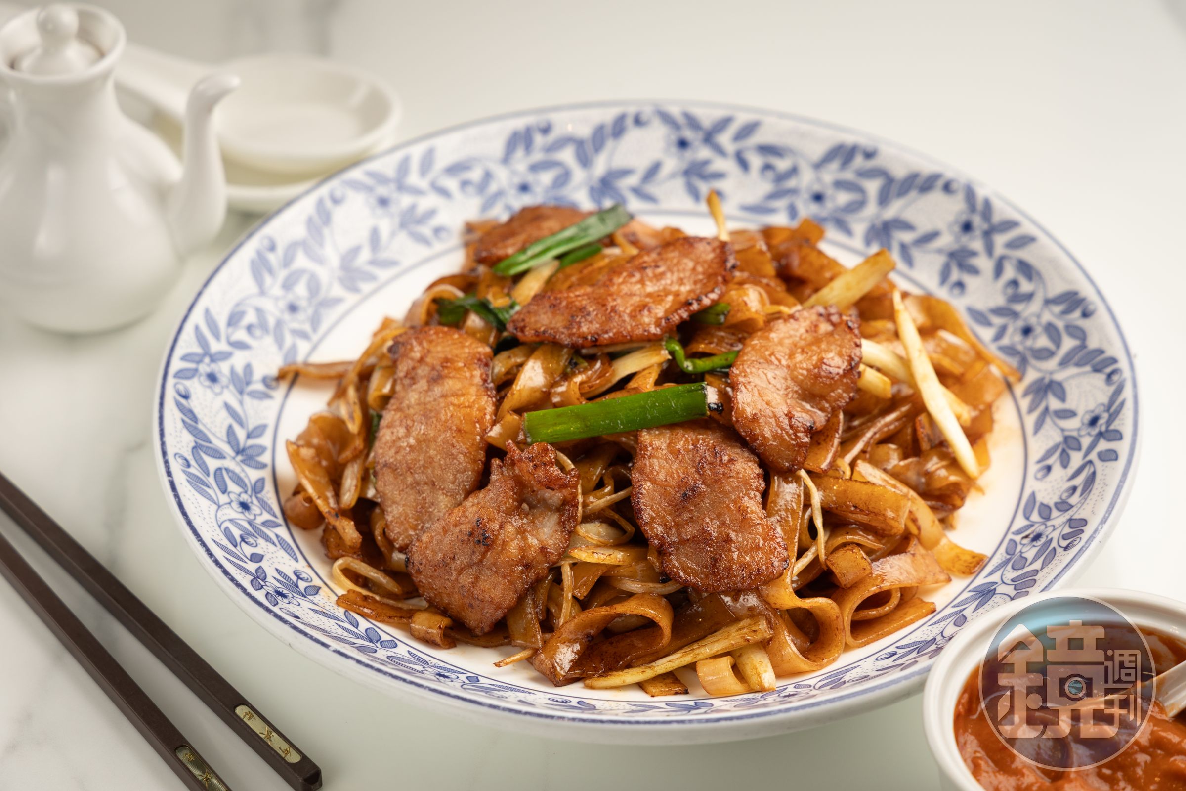 何洪記的「乾炒牛河」經過第二代老闆何冠明的改良，用料、炒功都講究，吃過就知高下。（港幣143元／份，約NT$537）