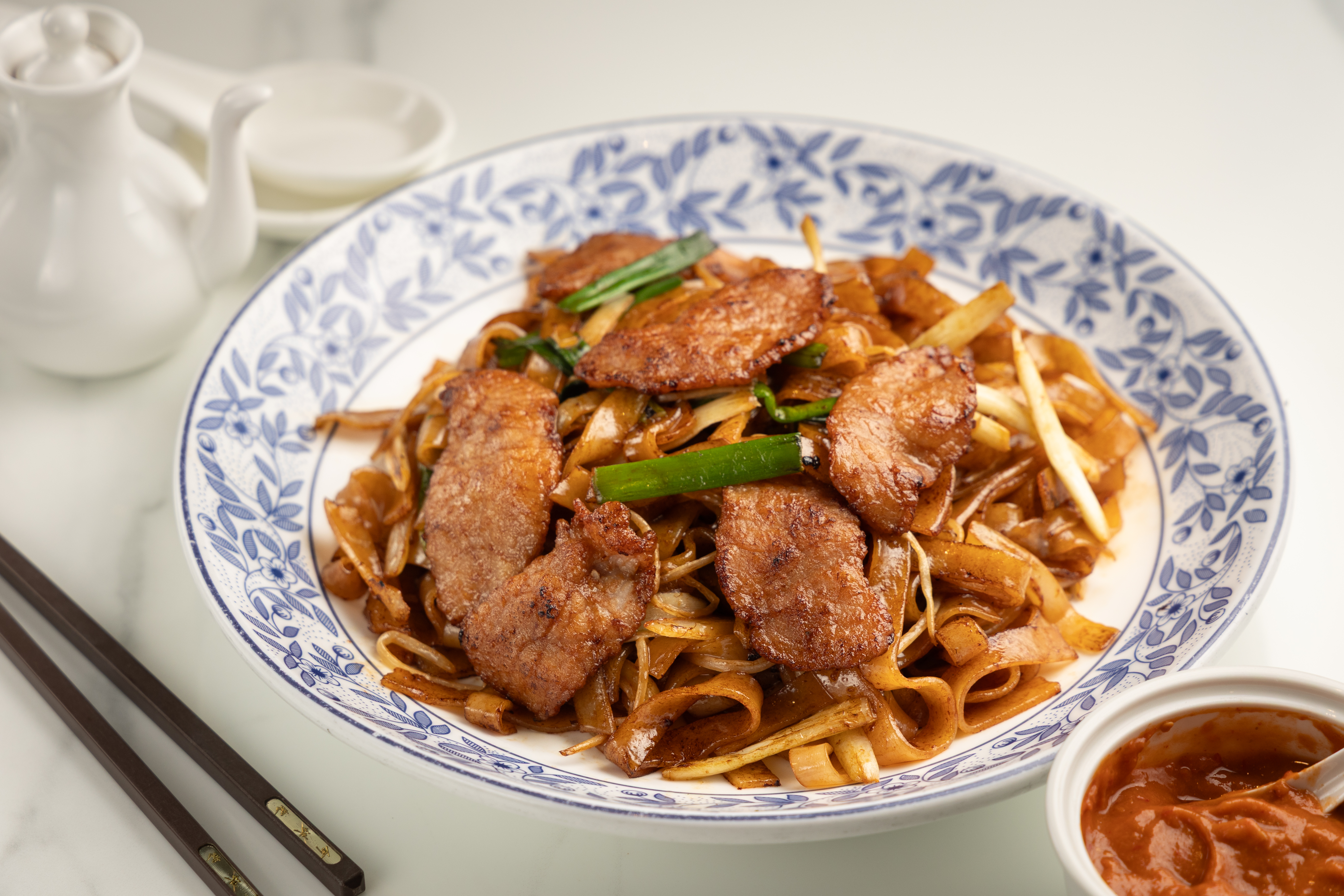 何洪記的「乾炒牛河」經過第二代老闆何冠明的改良，用料、炒功都講究，吃過就知高下。（港幣143元／份，約NT$537）