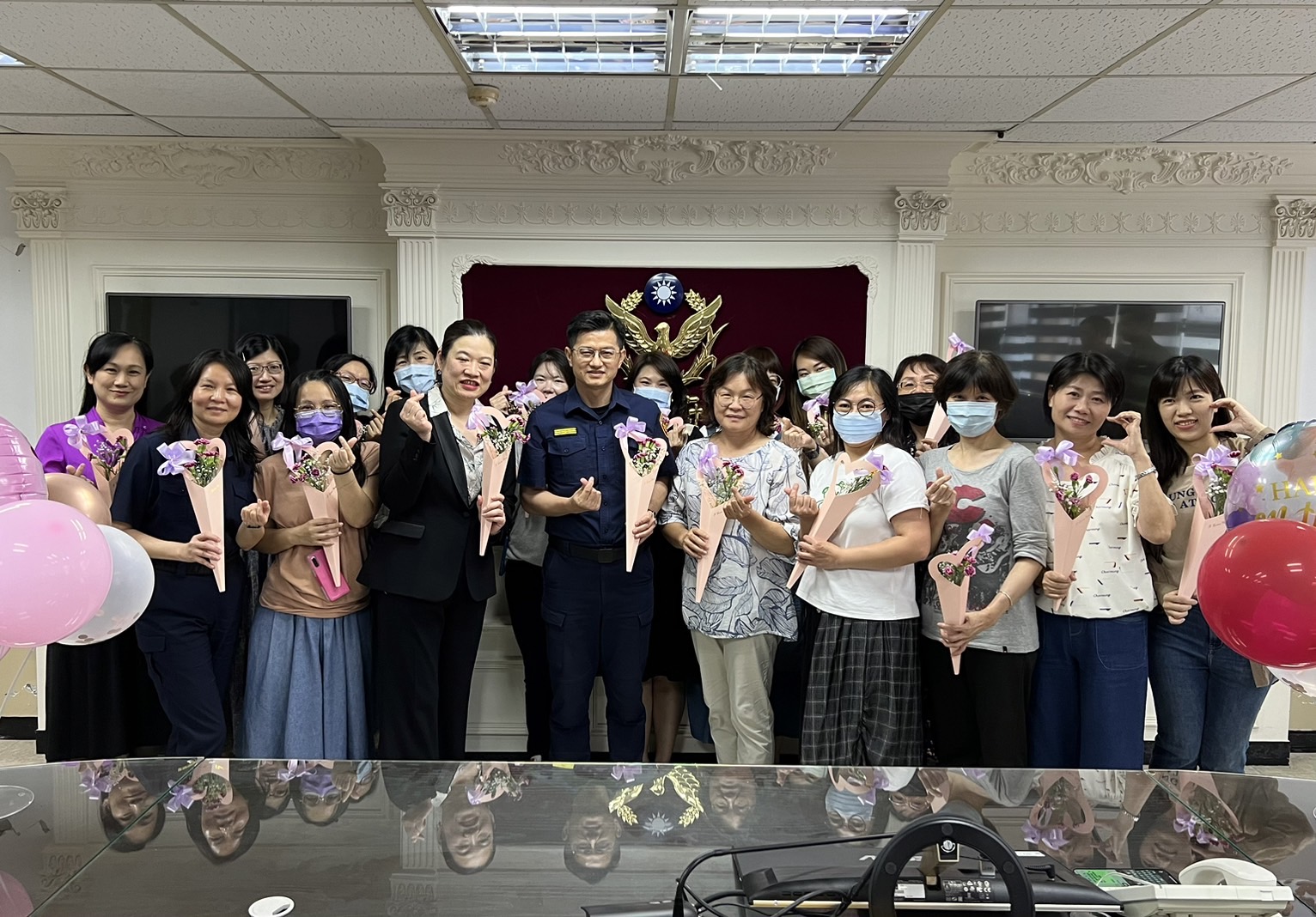 母親節將至，海山分局長陳保緒親自致贈康乃馨花束及蛋糕給分局內的母親們。海山分局提供）