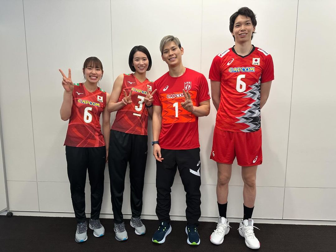 日本男排主力西田有志(右2)和女排國家隊隊長古賀紗理那(左2)在2022年底宣布結婚。(翻攝古賀紗理那IG)