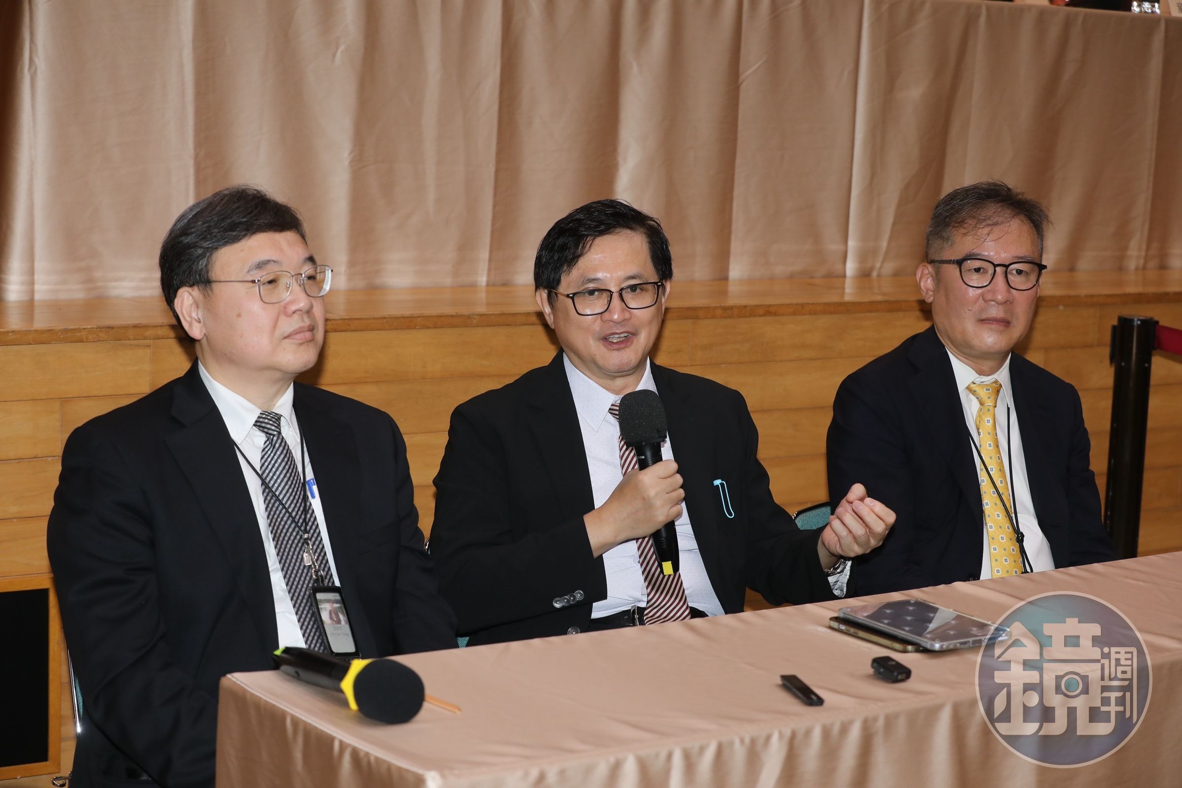 不談勸進從政，但對於AI、產業議題，童子賢（中）立刻侃侃而談。