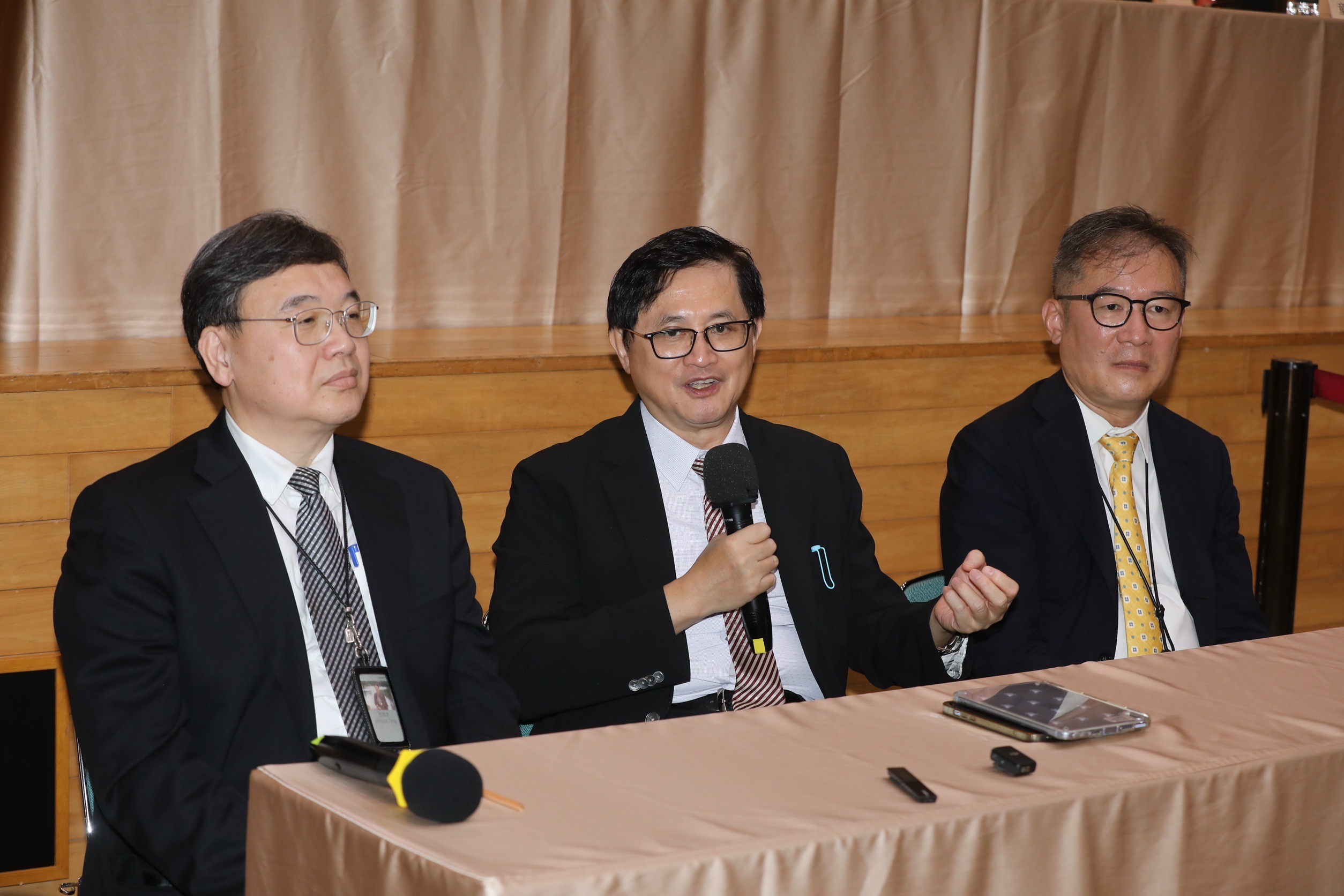 不談勸進從政，但對於AI、產業議題，童子賢（中）立刻侃侃而談。