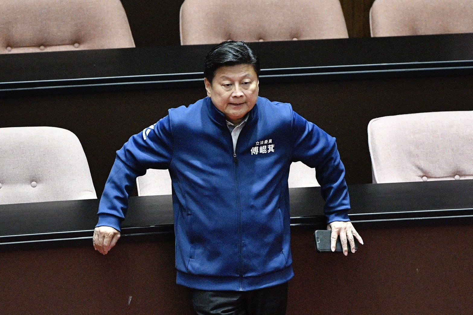 傅崐萁今批總預算是違法預算，酸賴清德把台灣變成人治國家，還以為自己是台南市長。（鏡報李智為）