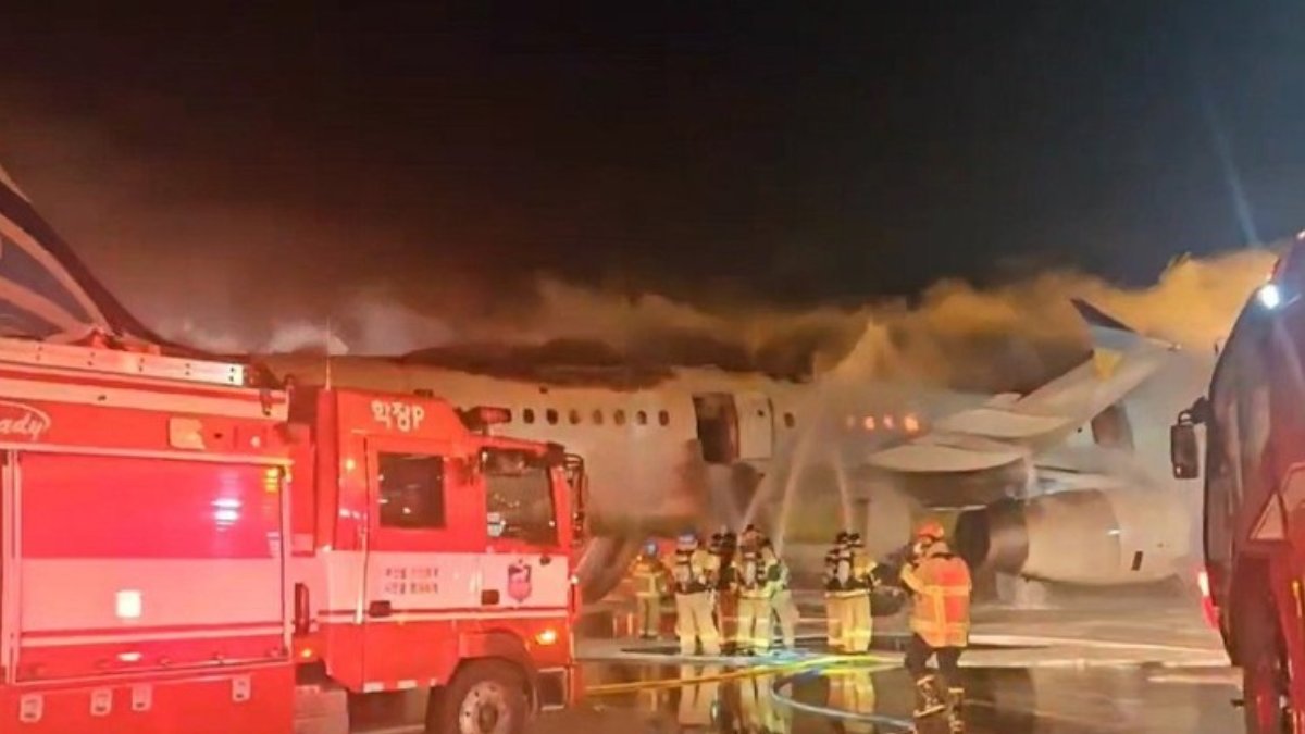 釜山航空客機昨晚發生機尾起火事故,所幸無人罹。(翻攝自X)