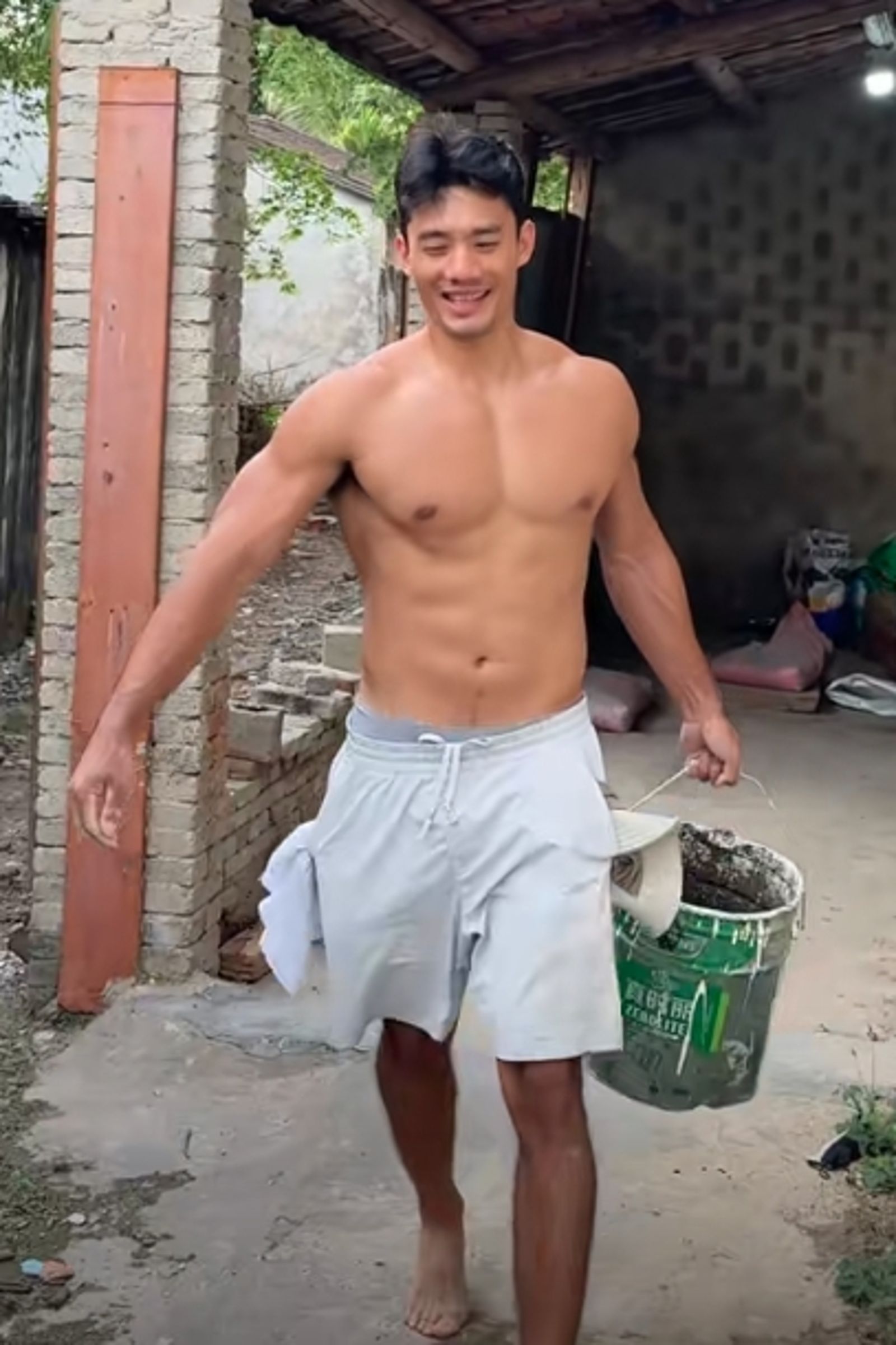 李書達的英勇事蹟被網路瘋傳，全因為他長相帥氣且擁有精壯身材。（翻攝自抖音）