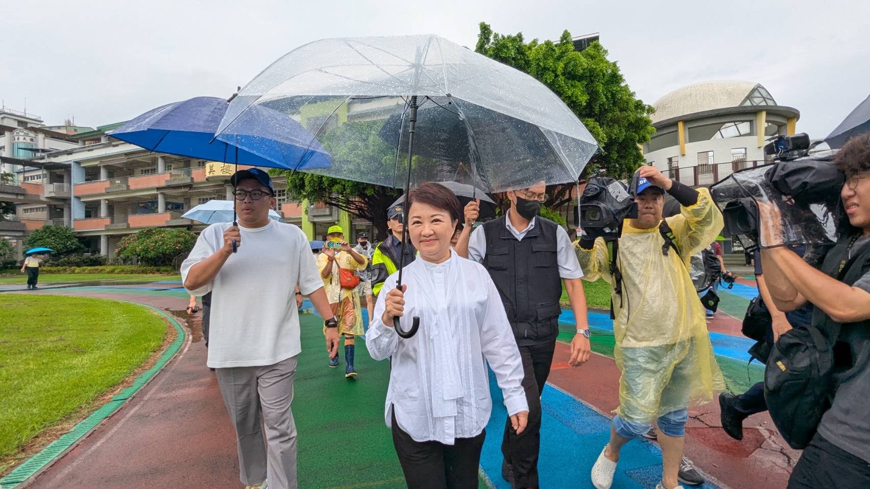 台中市長大雨中完成投票。