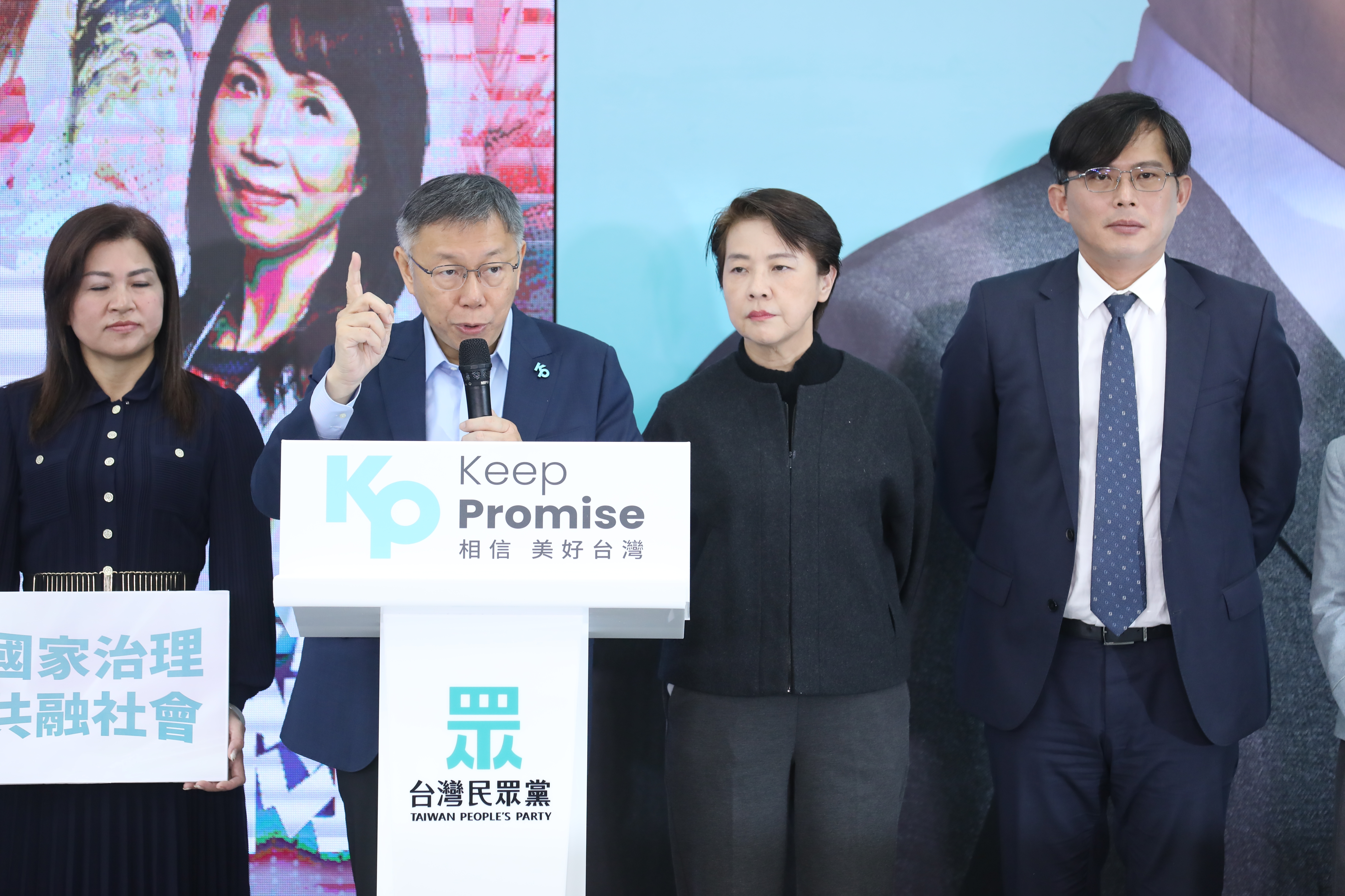 黃國昌（右1）被列在民眾黨不分區立委第二名，若沒有其他意外，他將在明年重返立法院。