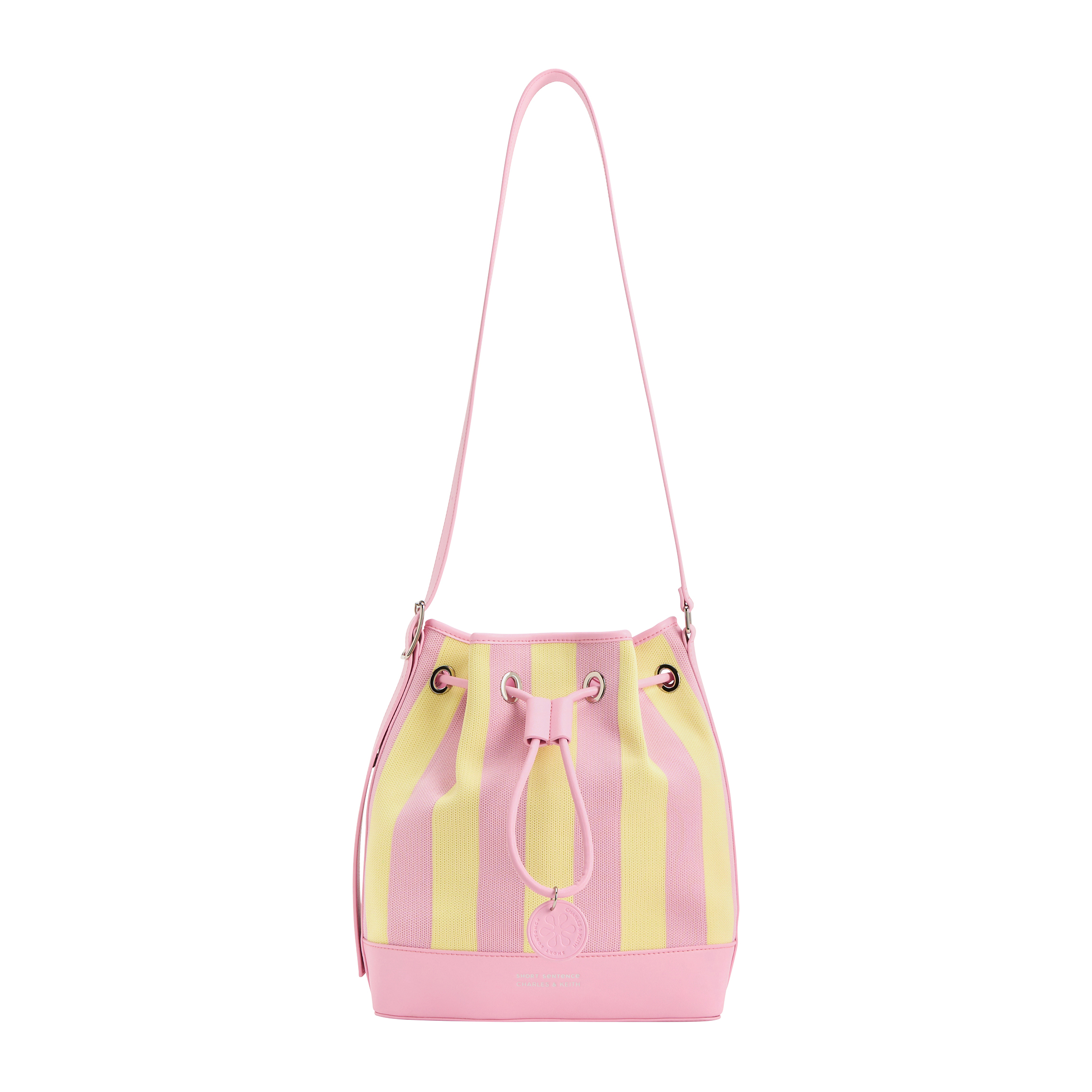 CHARLES & KEITH x Short Sentence粉黃撞色條紋水桶包 NT$3,490(CHARLES & KEITH提供)