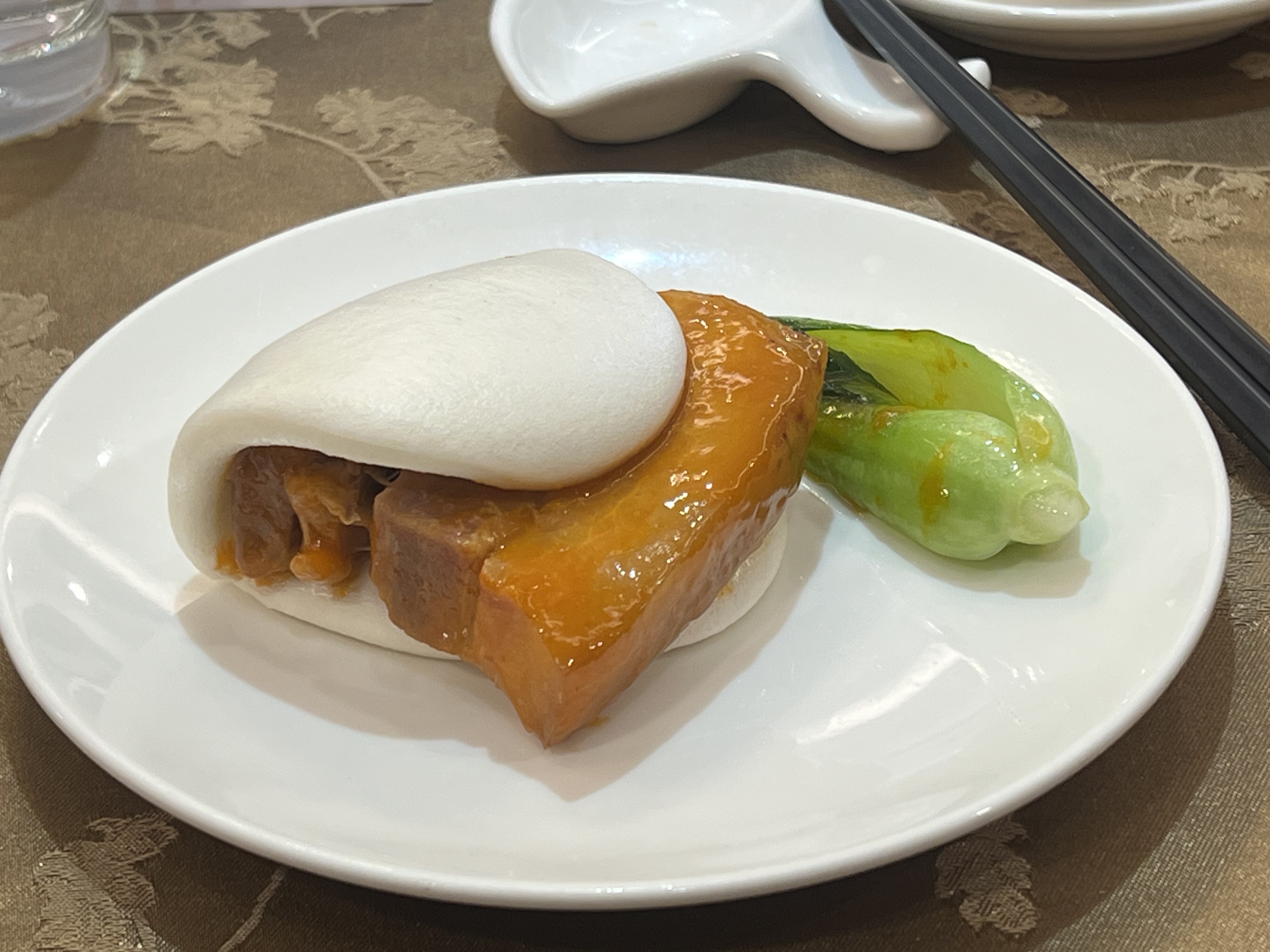 腐乳肉的瘦肉略柴，肥肉有些膩口。