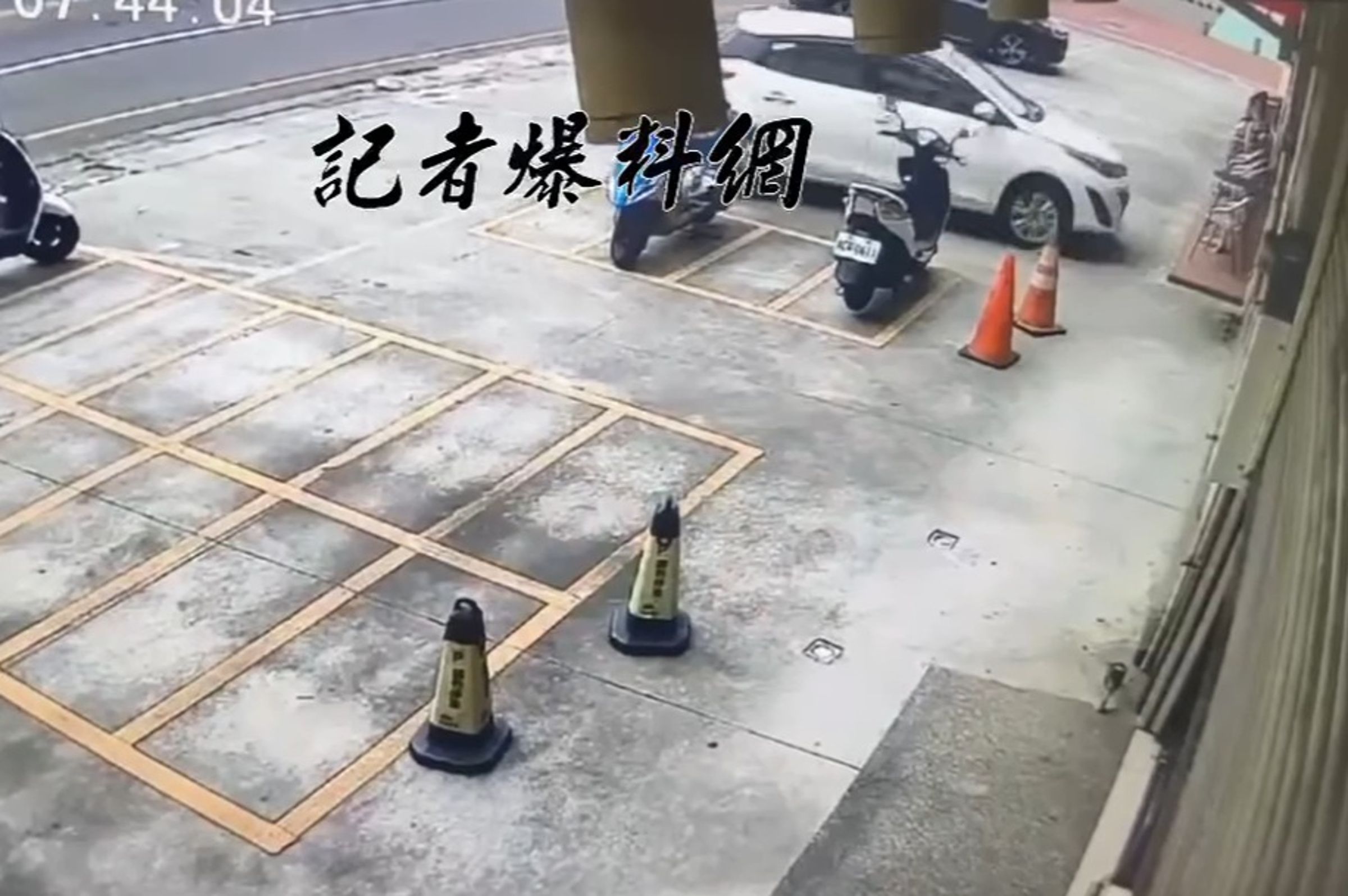 71歲林姓老婦駕駛白色轎車,轉進85度C要停車時,突然暴衝撞進店裡,當時戶外用餐區還有一名女子坐著,見狀機警閃過。(翻攝自記者爆料網)