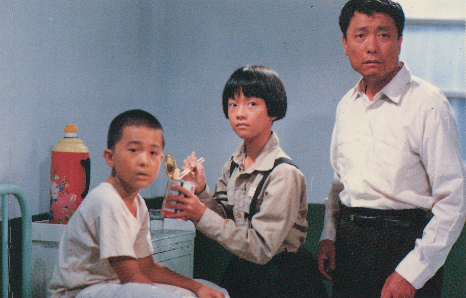 當年在《魯冰花》飾演一家人的黃坤玄(左起)、李淑楨、林義雄3人,如今黃坤玄淡出影壇,林義雄仙逝,僅剩李淑楨還在娛樂圈打拼。(國家電影及視聽文化中心提供)