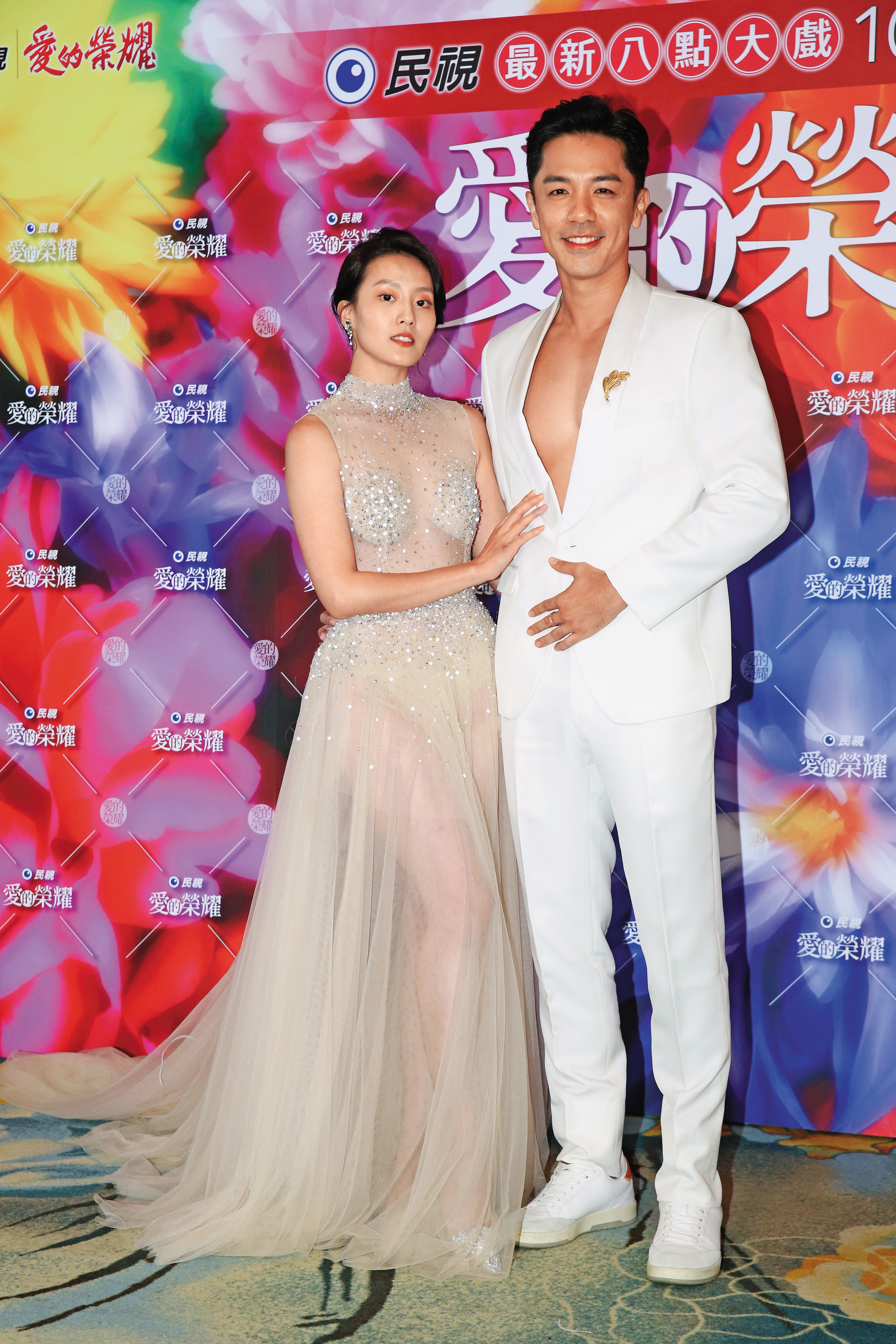 顏曉筠（左）過去在八點檔演小三、壞女人，在《愛的榮耀》則扮演為愛犧牲的傻女孩江莉文。右為楊皓崴。