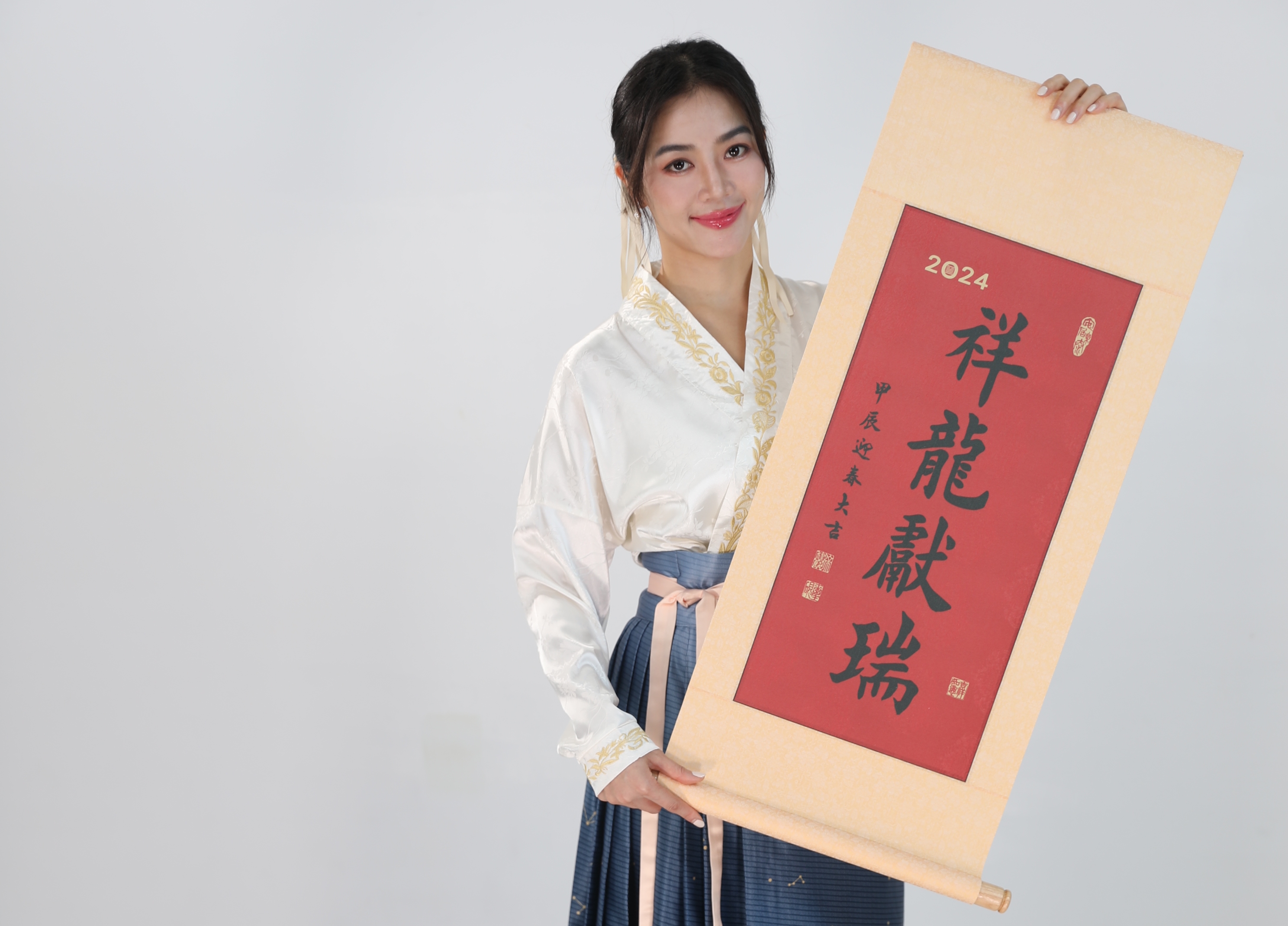 劉方慈拍攝甲辰龍年賀年短影音。（翻攝畫面）