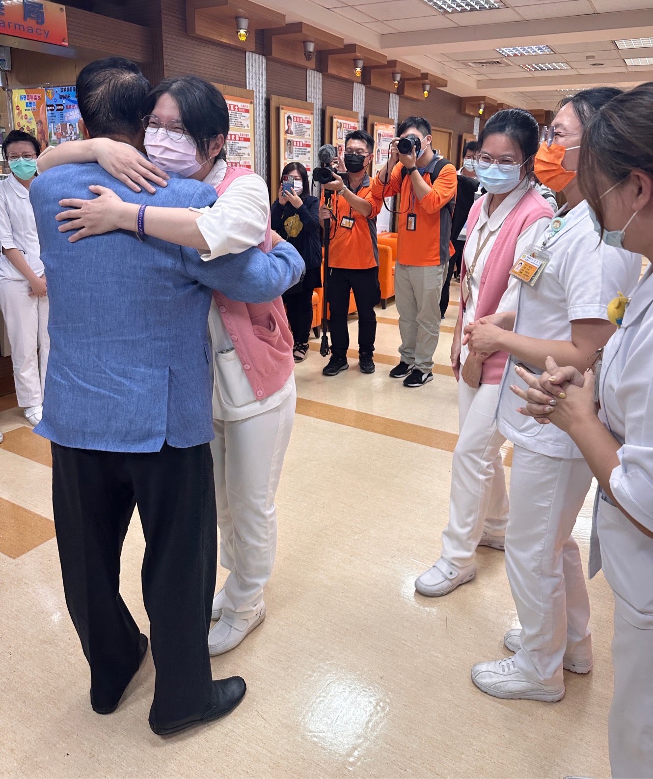 宋楚瑜前往彰化員榮醫院,獲現場護理師熱情擁抱。 (親民黨提供)