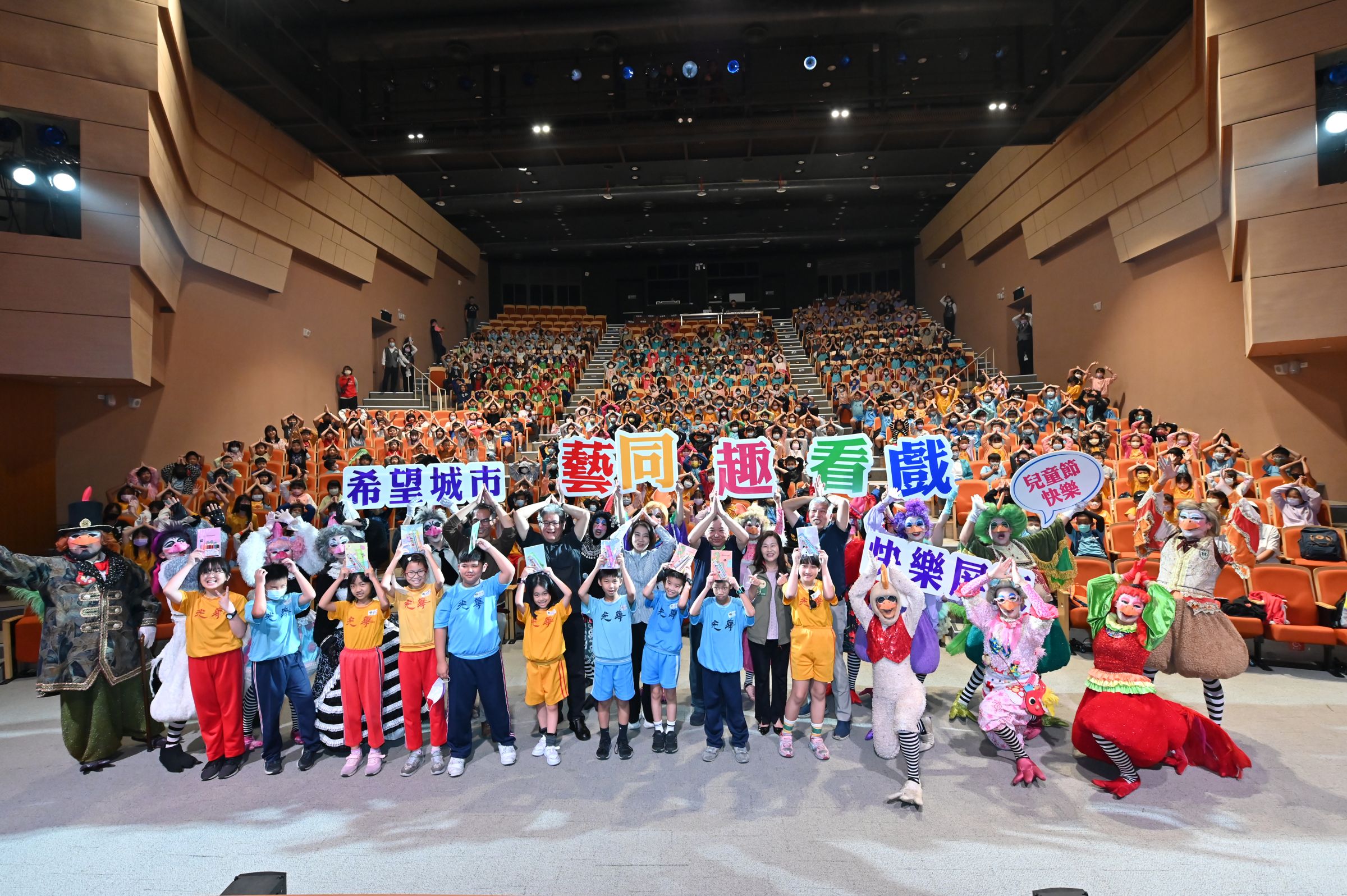 屏東縣政府與紙風車劇團屏東團在兒童節期間，連續4天在於屏東藝術館帶來12場《雞城故事》精彩演出。（紙風車文教基金會提供）