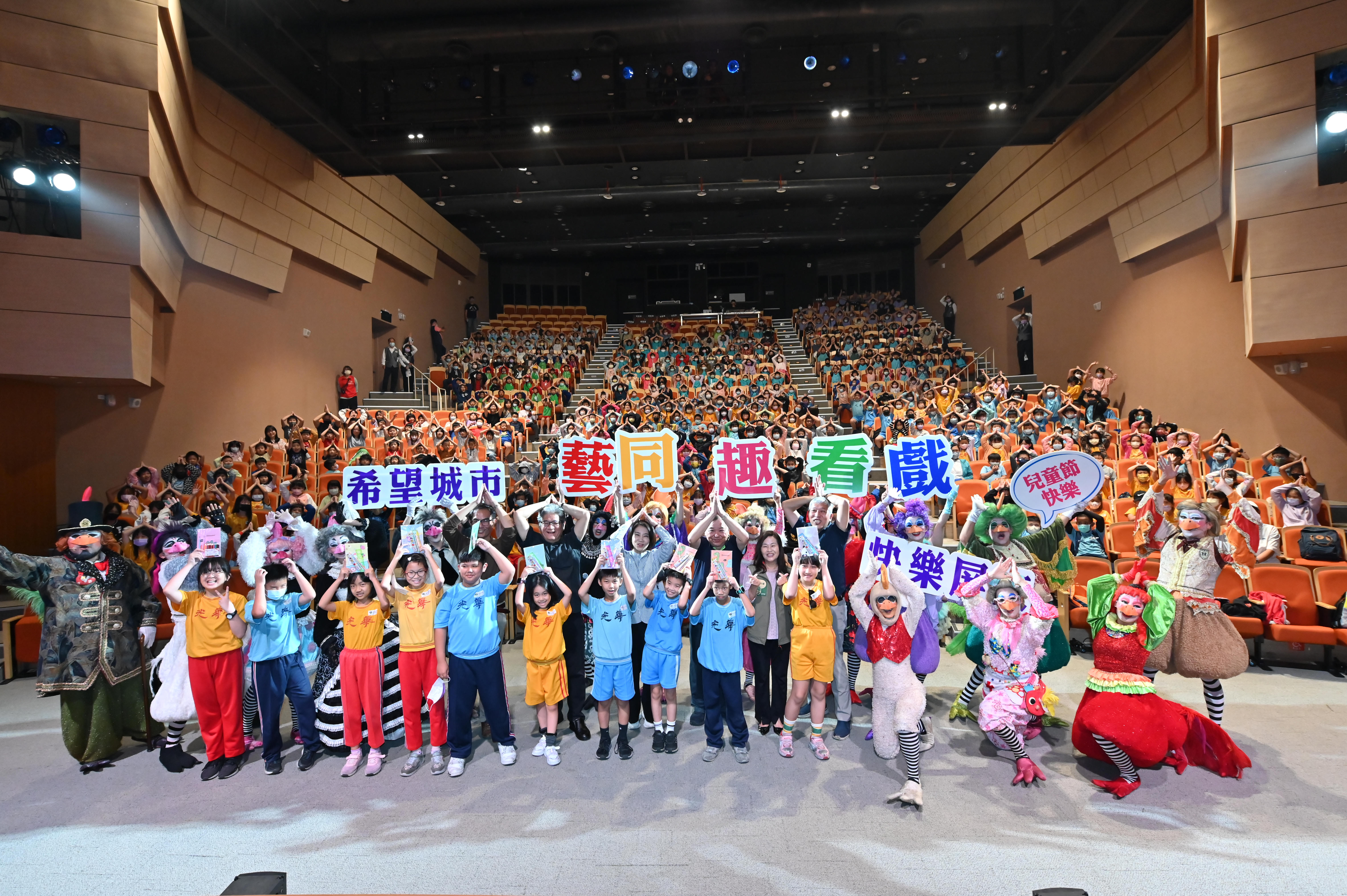 屏東縣政府與紙風車劇團屏東團在兒童節期間，連續4天在於屏東藝術館帶來12場《雞城故事》精彩演出。（紙風車文教基金會提供）