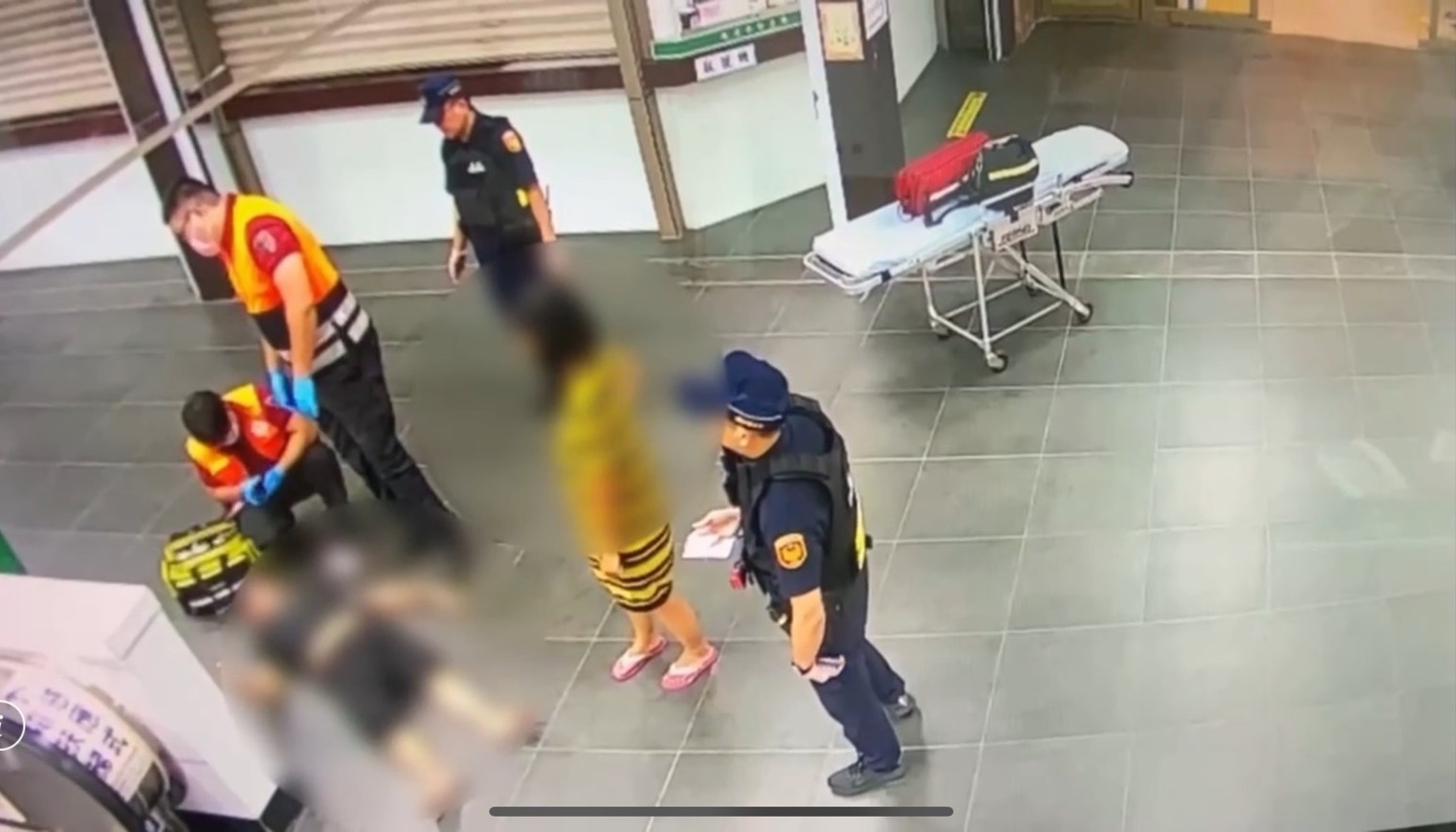 鐵警獲報後通知119到場，確認倒臥在地的張男無礙，不需就醫。（翻攝畫面）