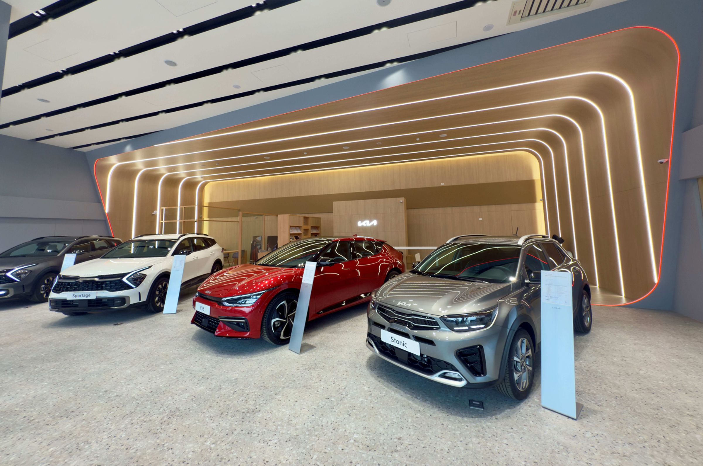 Kia全新南投3S展示中心依循Kia CI 2.0規範建置打造，提供Kia乘用車及商用車全車系完整的服務。