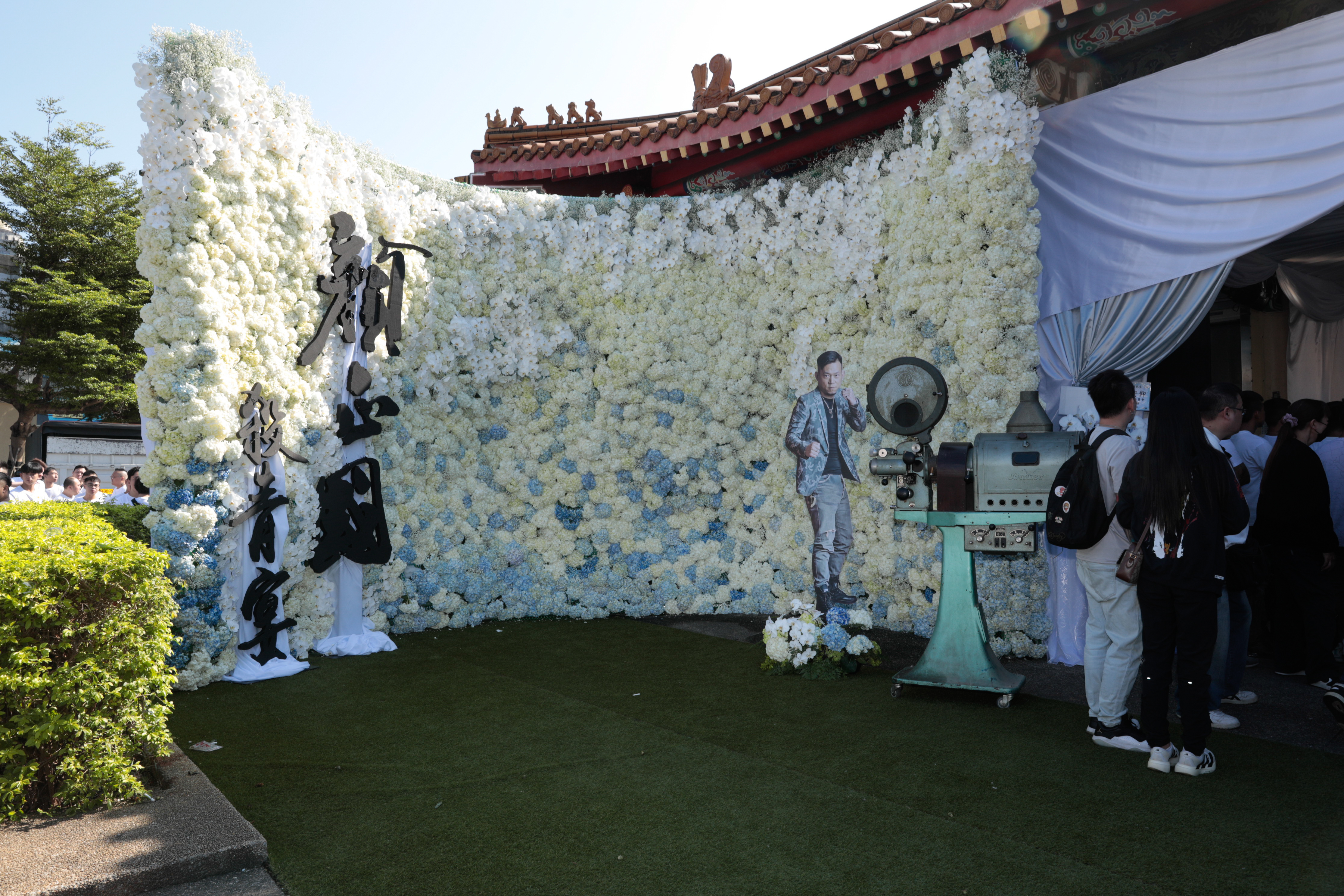 告別式設計成「顏正國的殺青宴」，靈堂外擺了一架巨大的電影攝影機，搭配背後牆上。