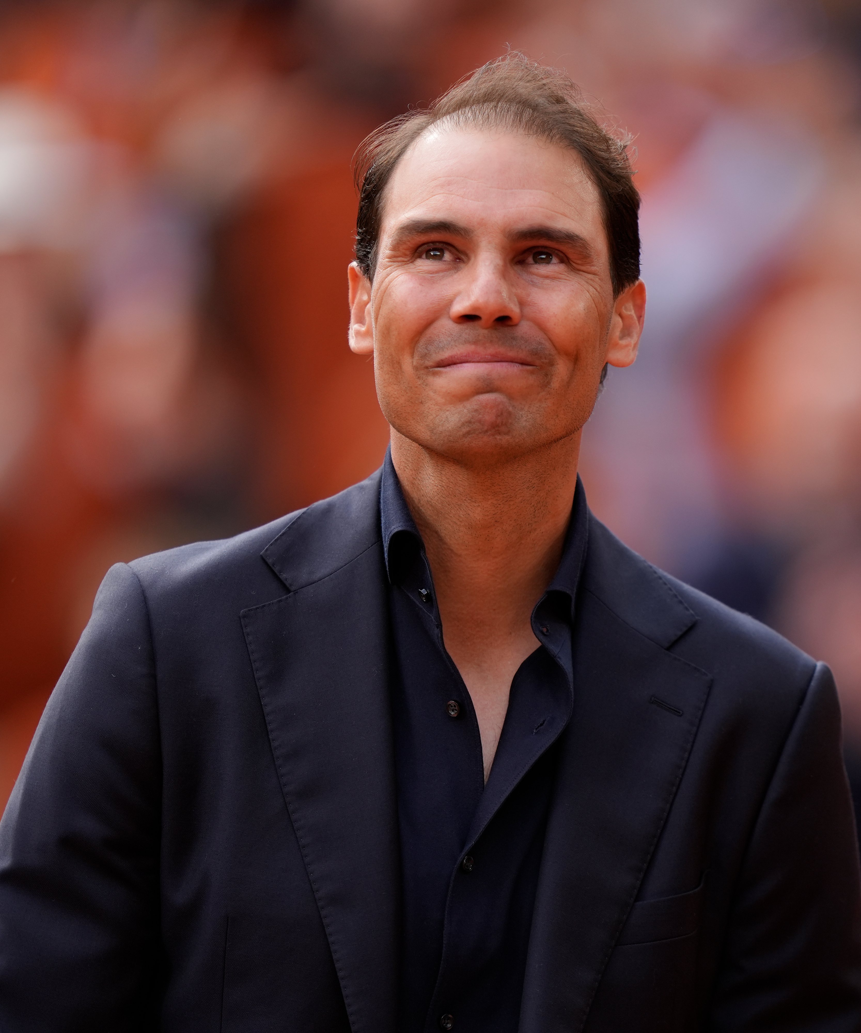 納達爾在致敬儀式上情緒激動。（翻攝X@rolandgarros）