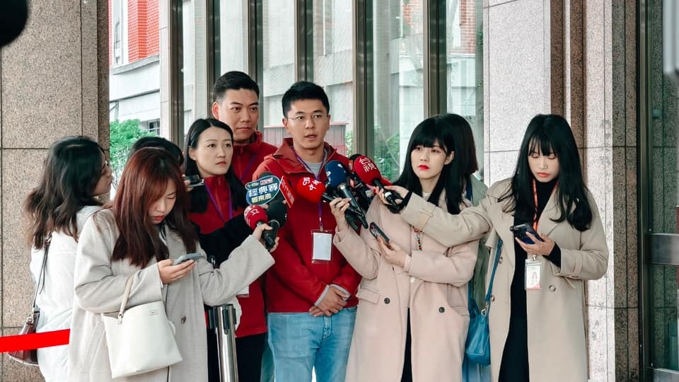 發動罷免民進黨立委吳沛憶領銜人李孝亮（前排右3），遭母親質疑是受國民黨施壓，他稍早表示是自己選擇站出來。（翻攝自李孝亮臉書）