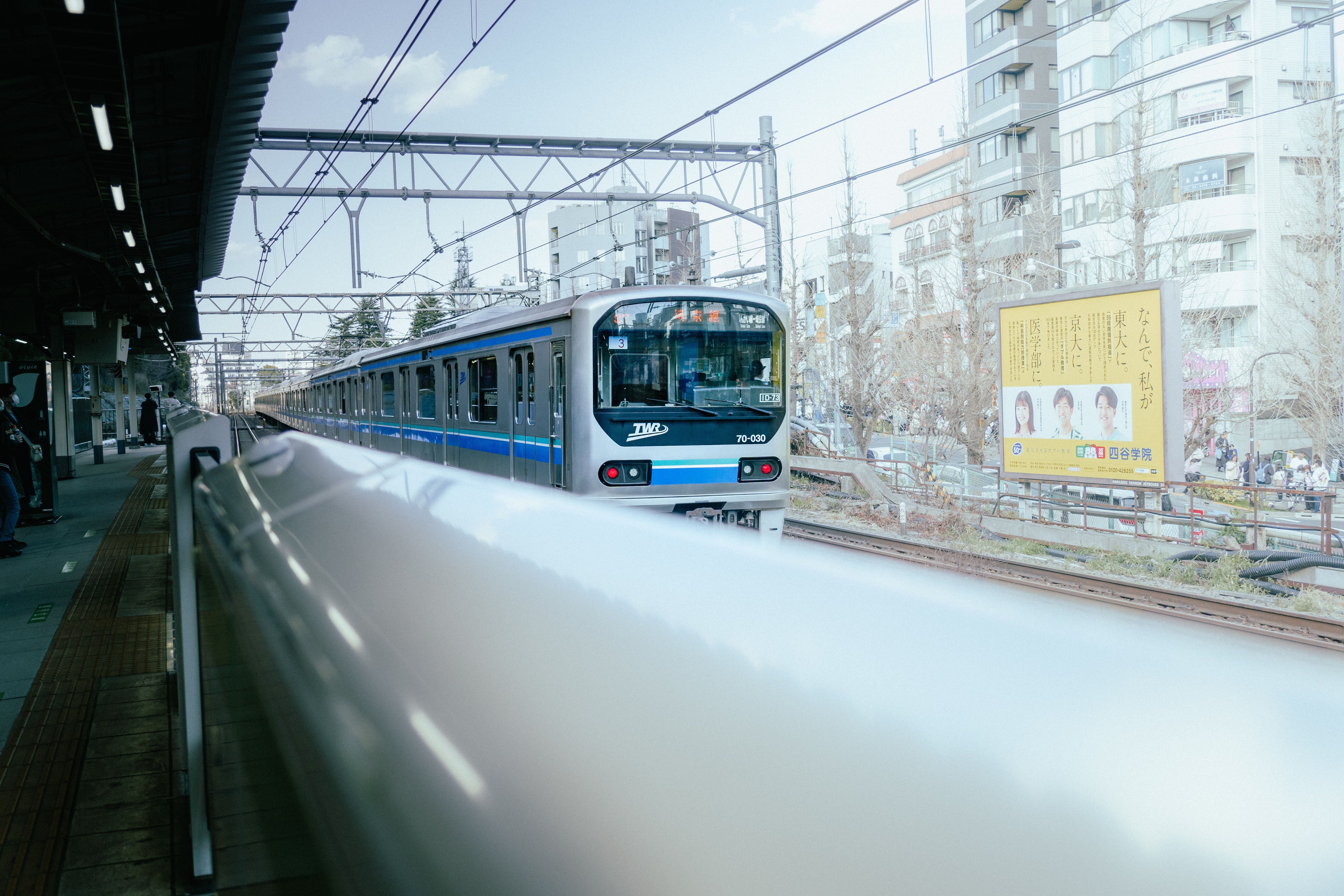 網友分享一段與日本人在電車上的對話,當中不直接明說的文化差異,讓部分台灣網友認為「陰陽怪氣」,實在太過隱晦。(pexels提供)