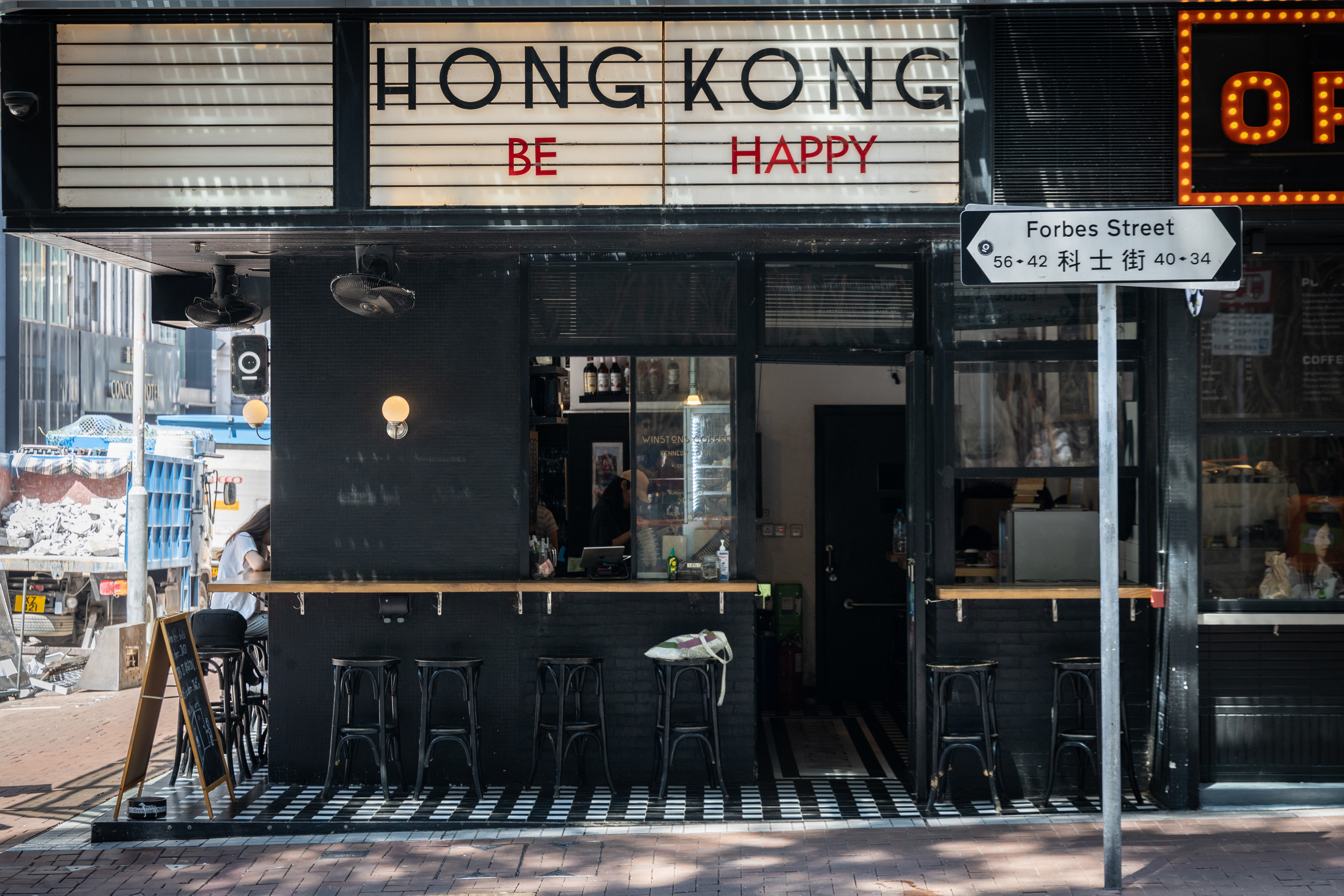 Winstons Coffee目前共有四間分店，風格一致採用黑白色調，低調沉穩中帶有強烈個性。