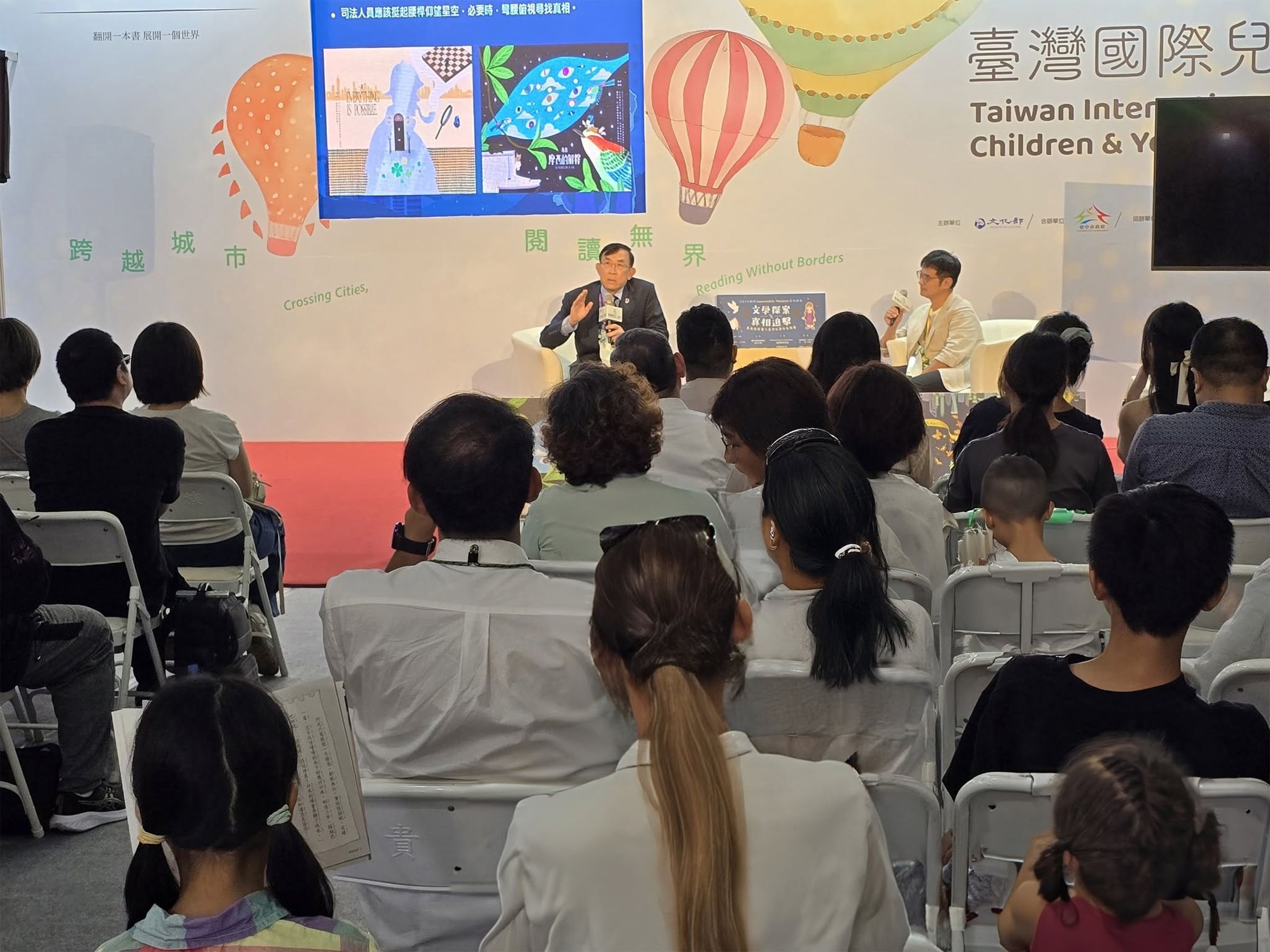 邢泰釗出席臺北國際書展,推動最高檢察署與臺灣犯罪作家聯會合作,規劃8位檢察官與12位犯罪推理作家對談,跨越北中南辦理講座。(最高檢察署提供)