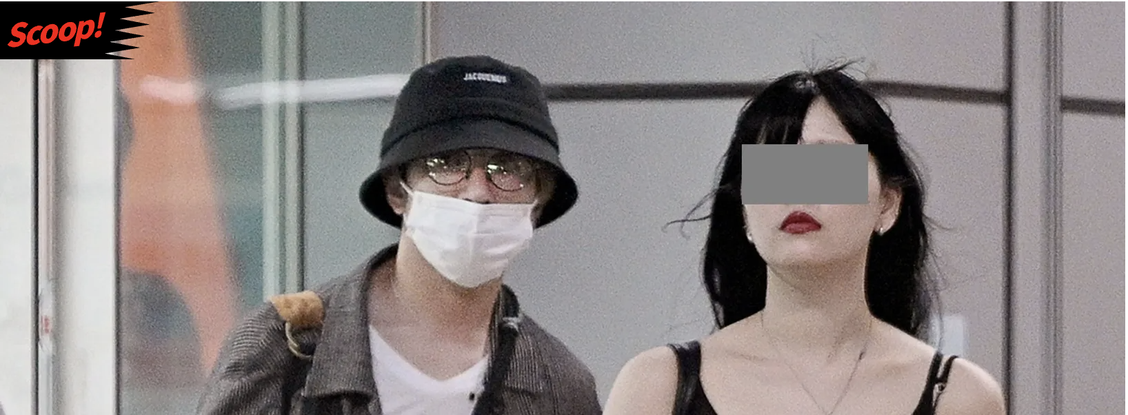 日媒直擊村上信五與20多歲的女友被直擊從北海道返抵東京，戀情當場曝光。（翻攝網路）