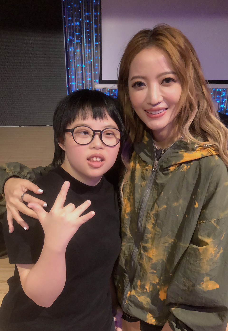 這次演出最大亮點,黃美珍攜手喜憨兒女孩安妮一起共演。(Unleash Your Light提供)