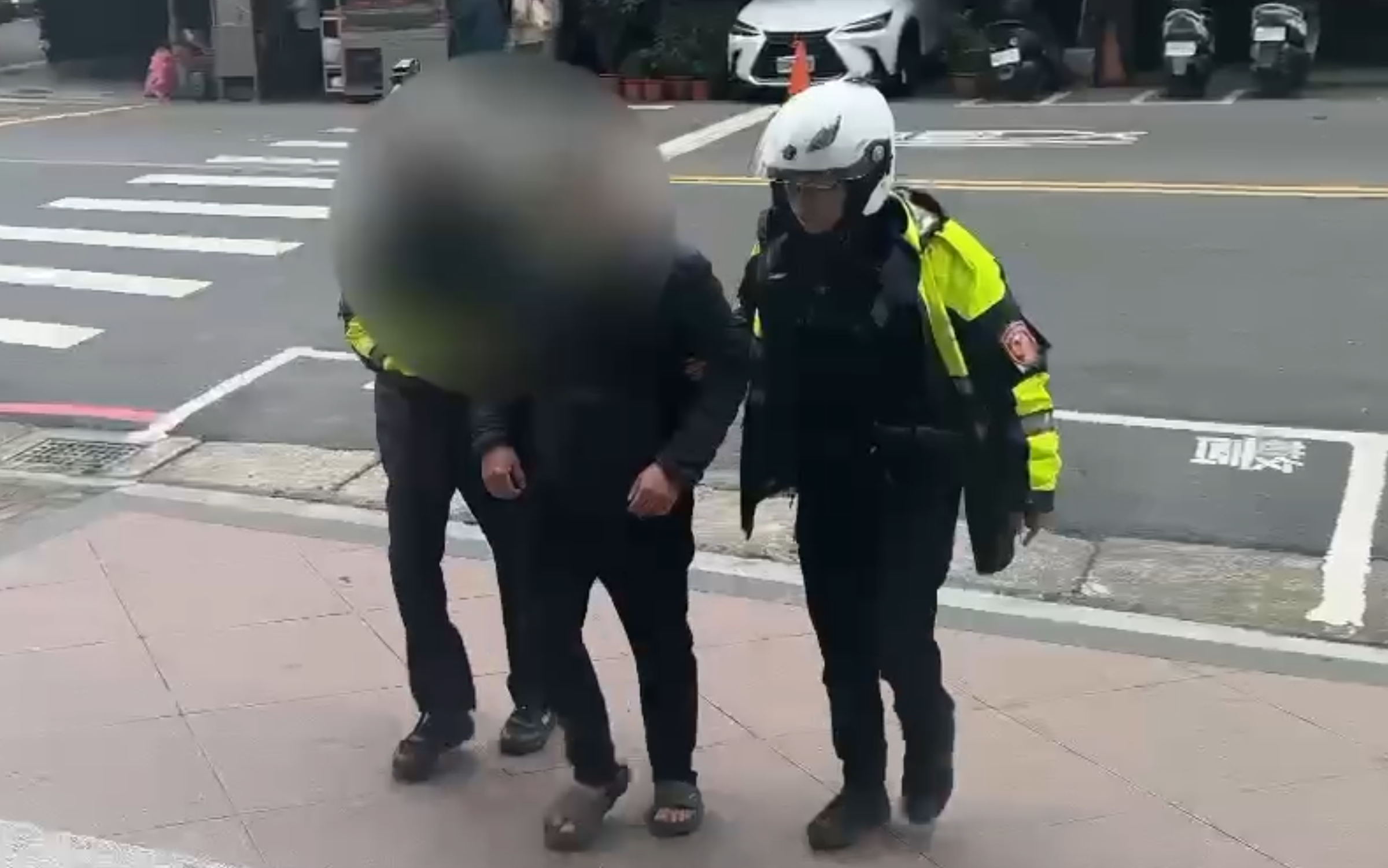 警方今日循線逮捕持鐵鎚作勢攻擊騎士的陳姓男子,全案依恐嚇及傷害罪嫌送辦。(翻攝畫面)